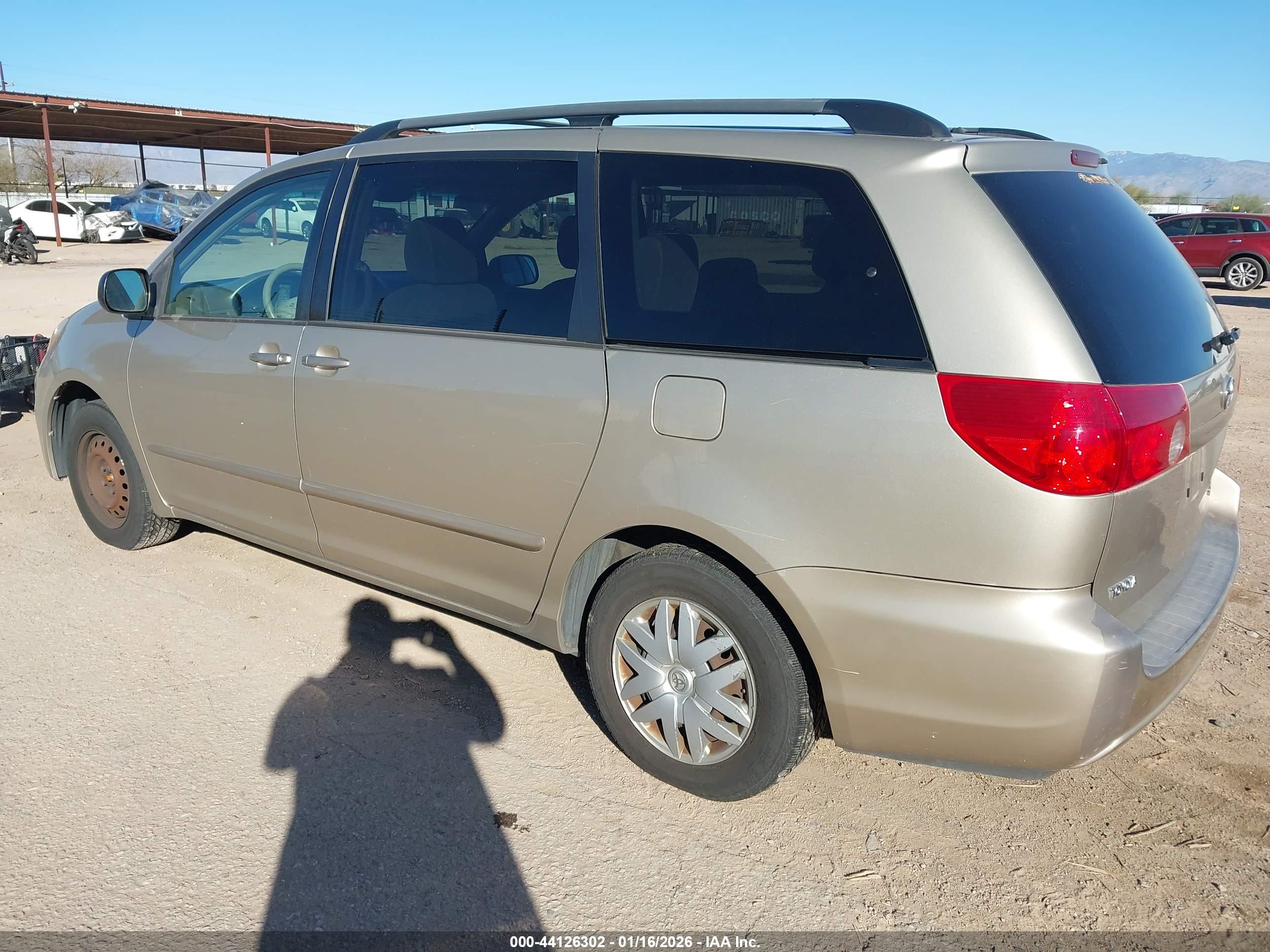 TOYOTA SIENNA image 3