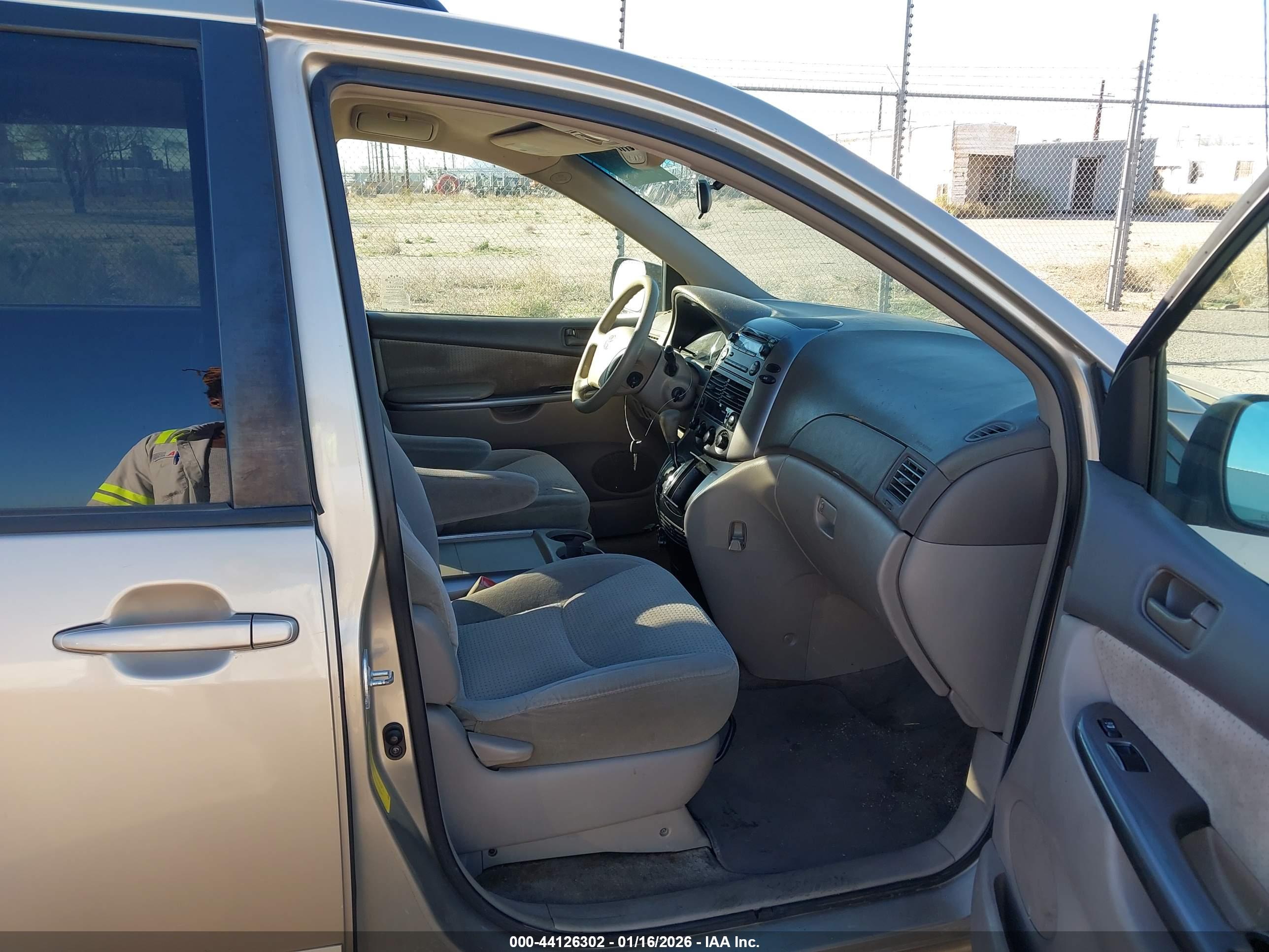 TOYOTA SIENNA image 5