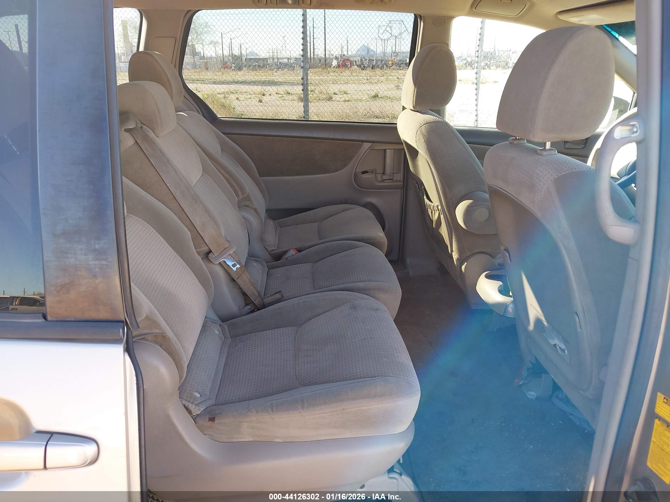 TOYOTA SIENNA image 8