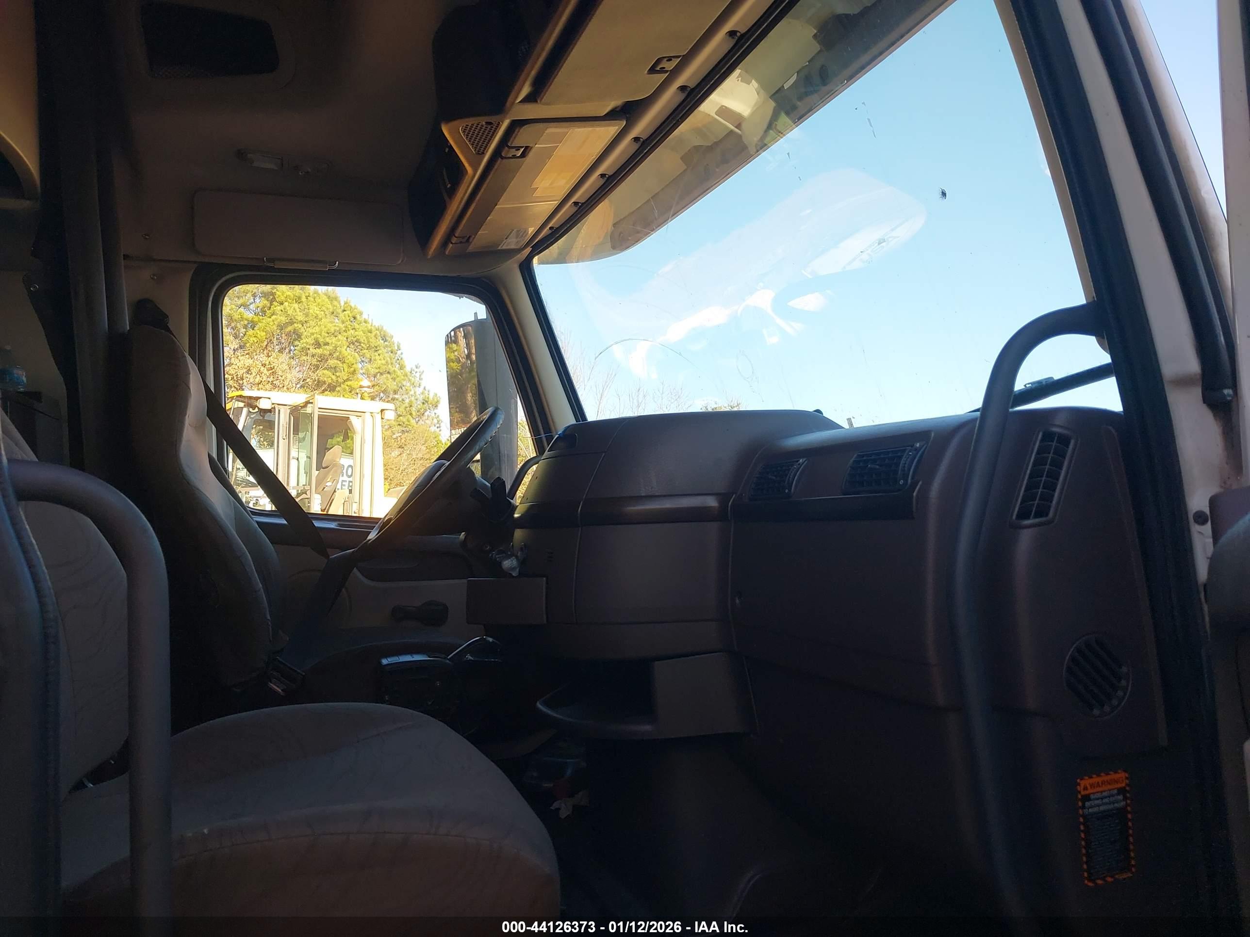 VOLVO VN image 5