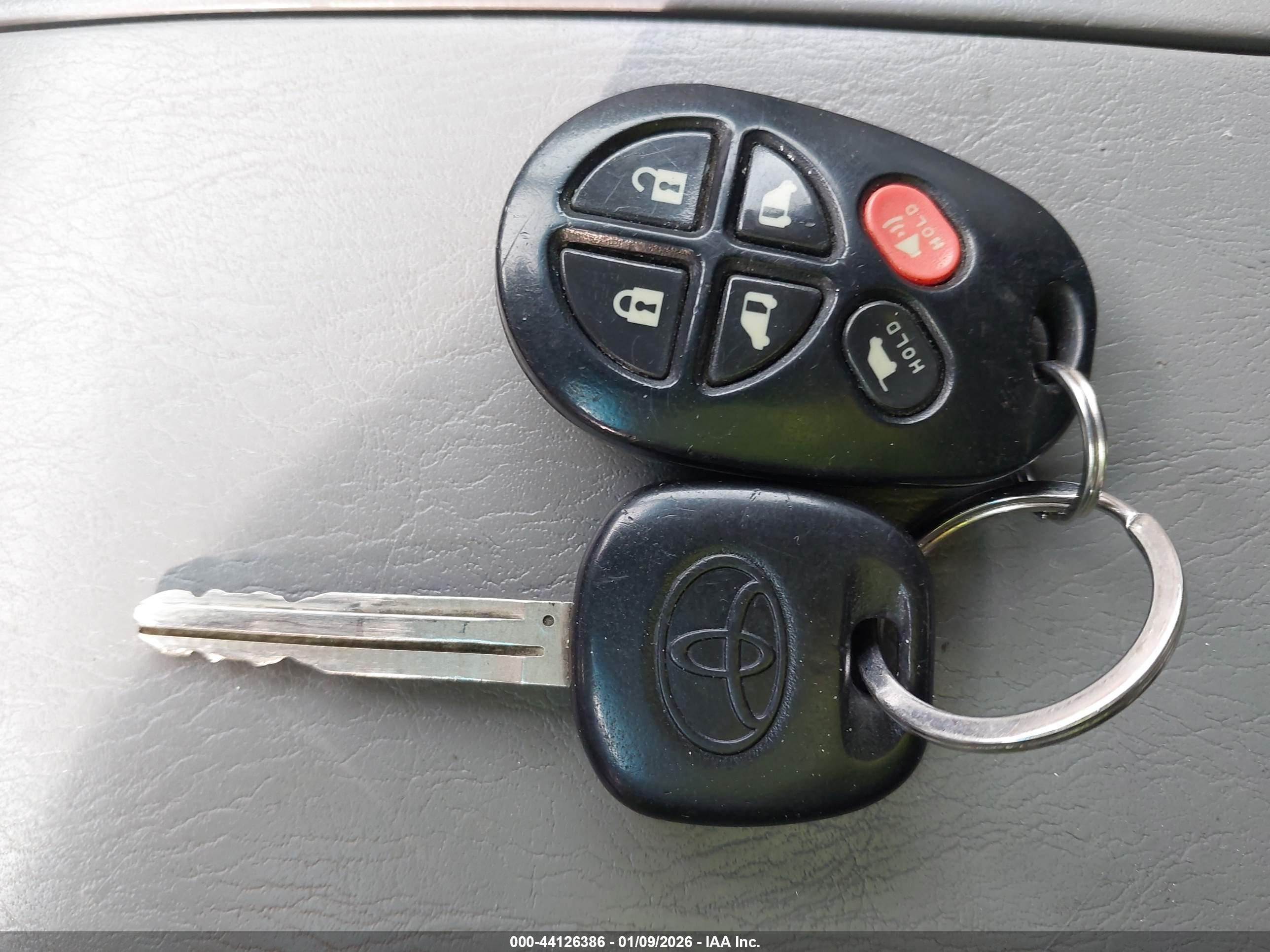 TOYOTA SIENNA image 11