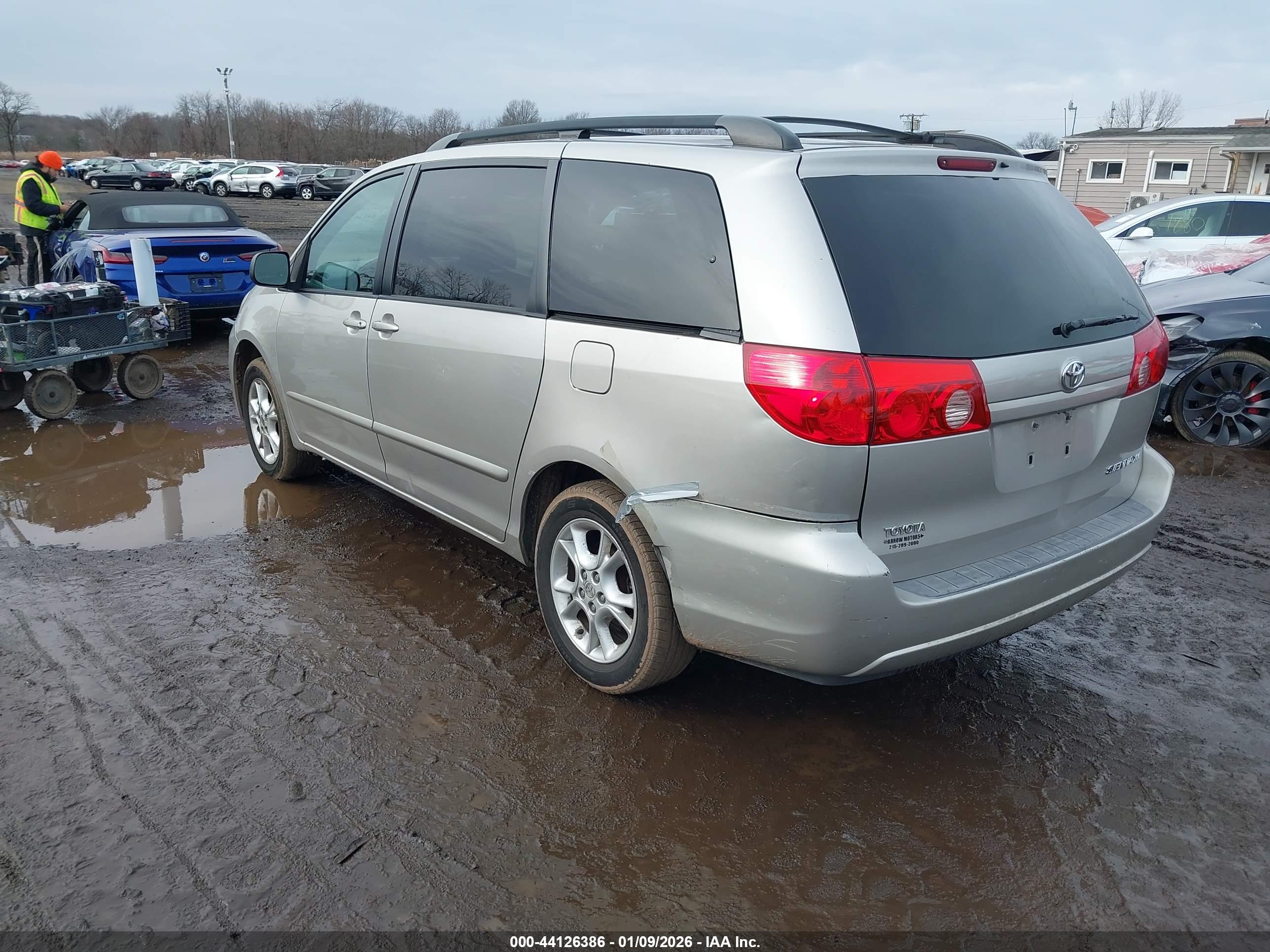 TOYOTA SIENNA image 3