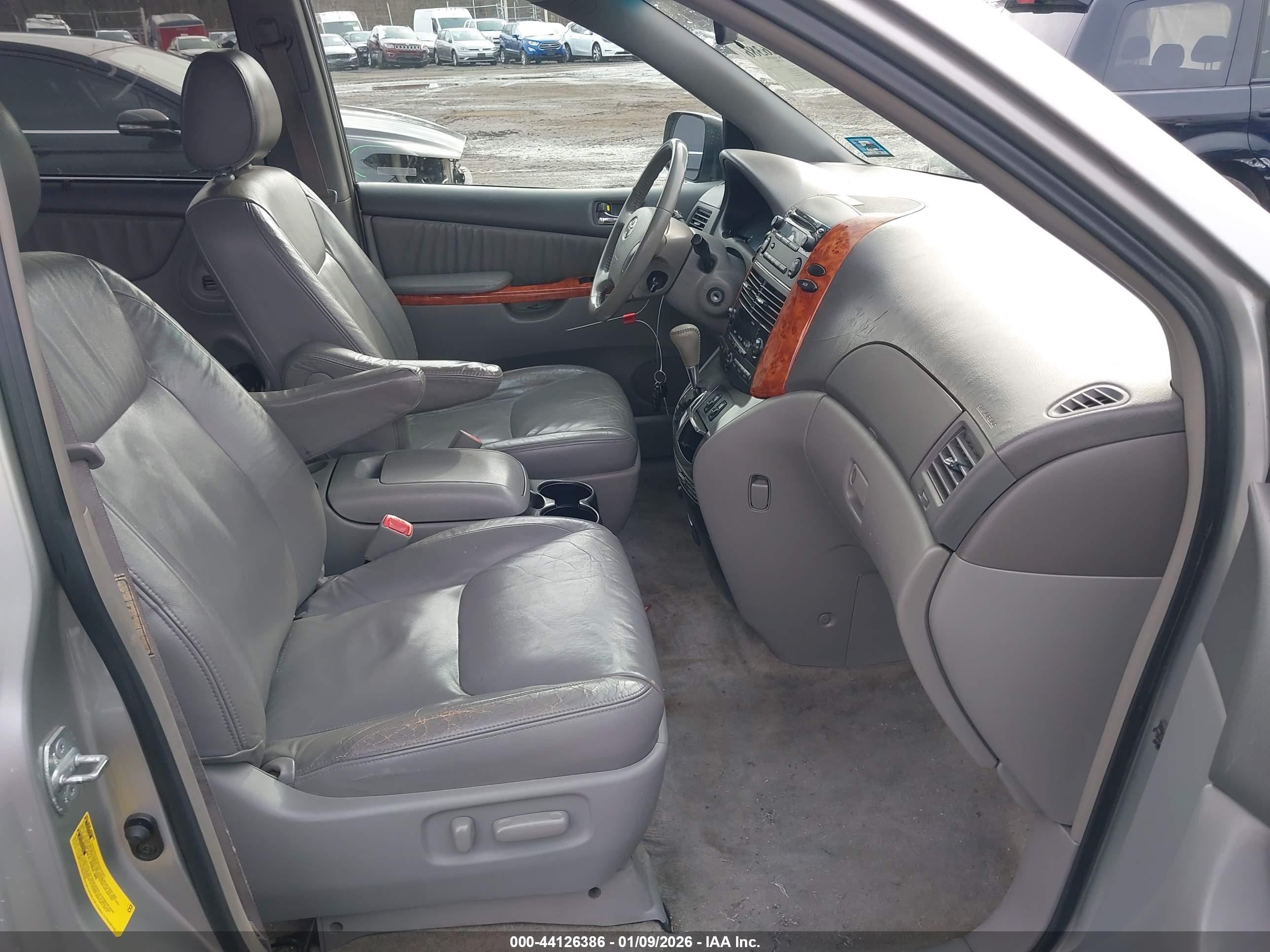 TOYOTA SIENNA image 5