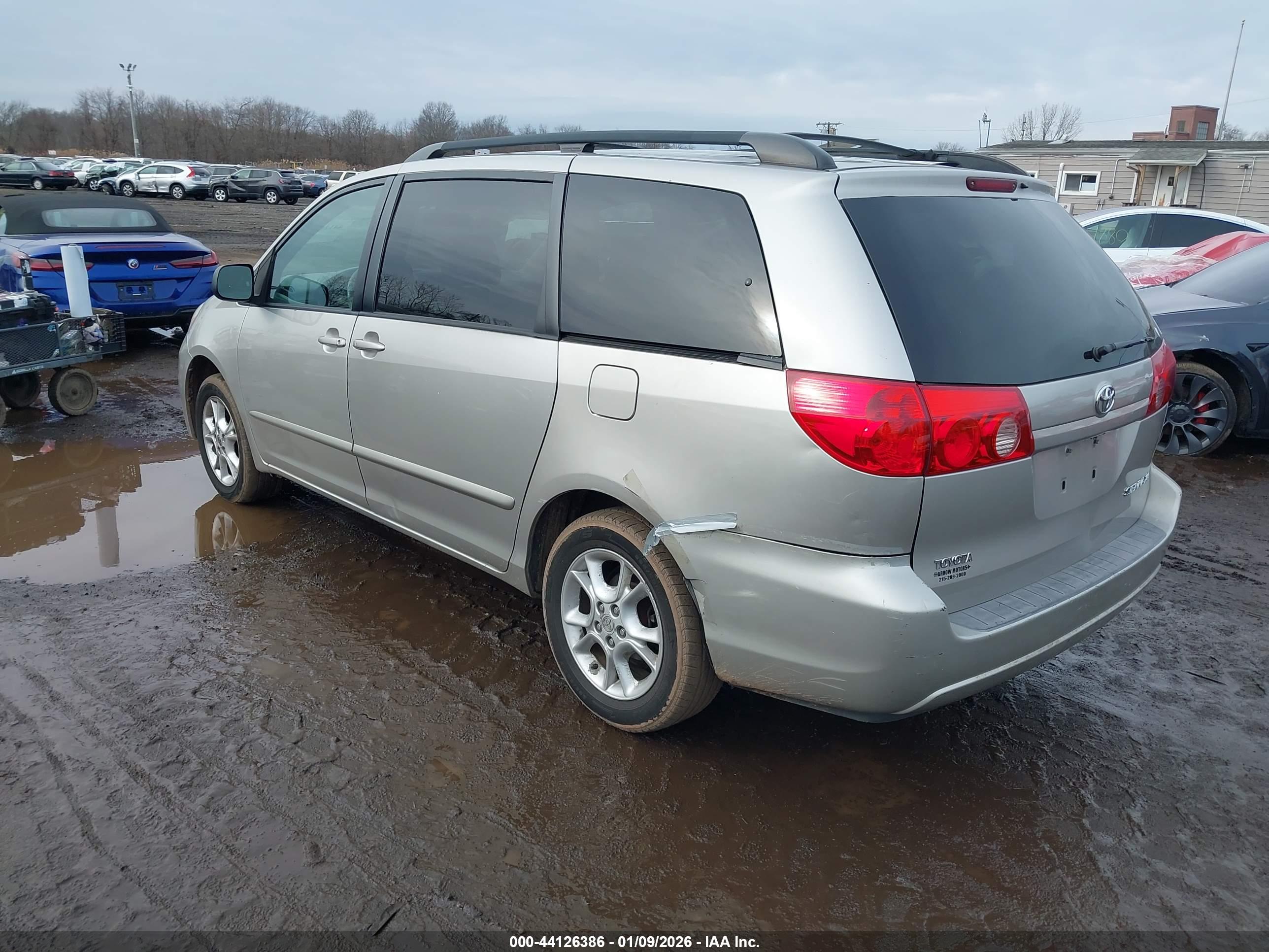 TOYOTA SIENNA image 6