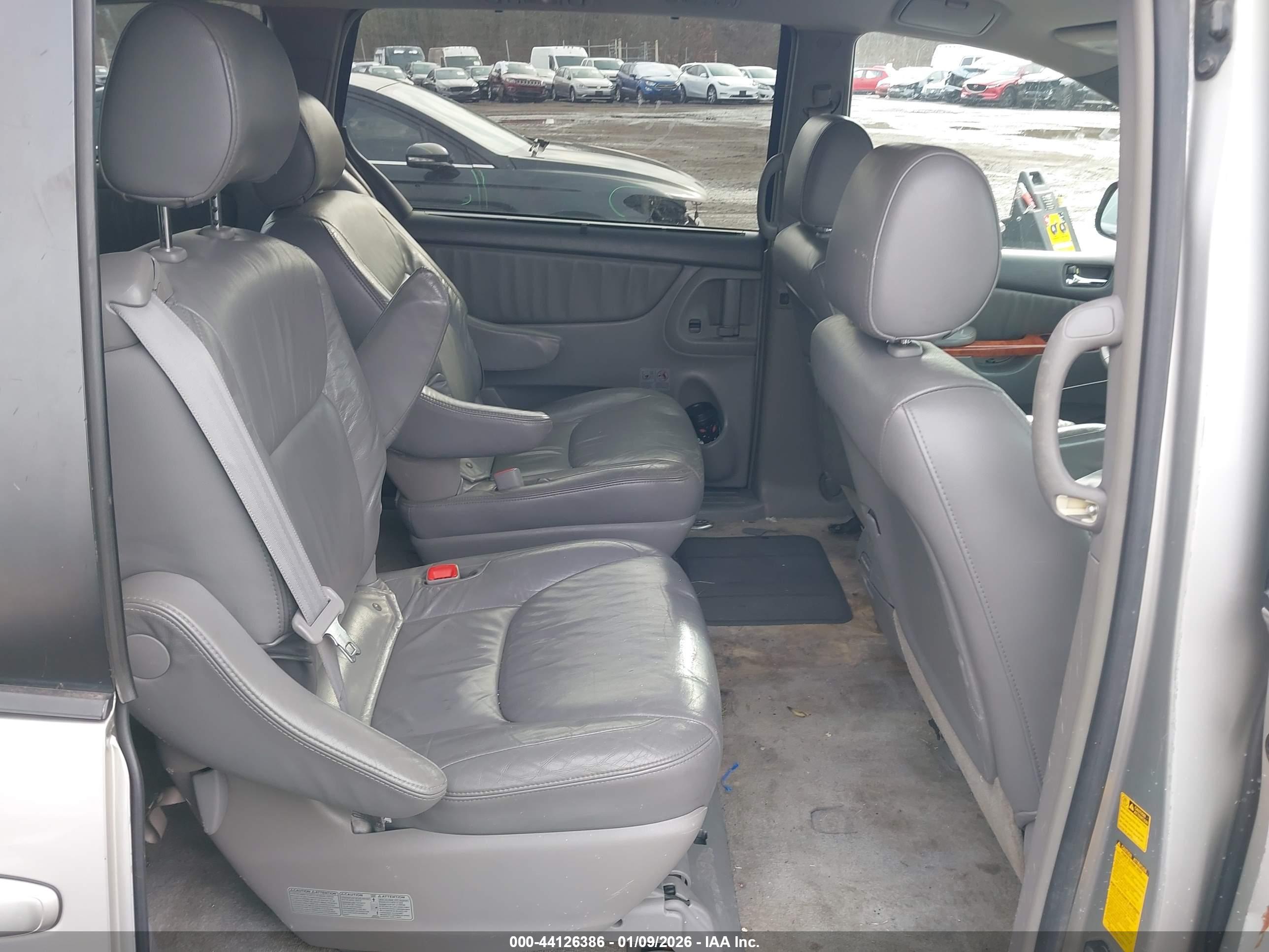 TOYOTA SIENNA image 8