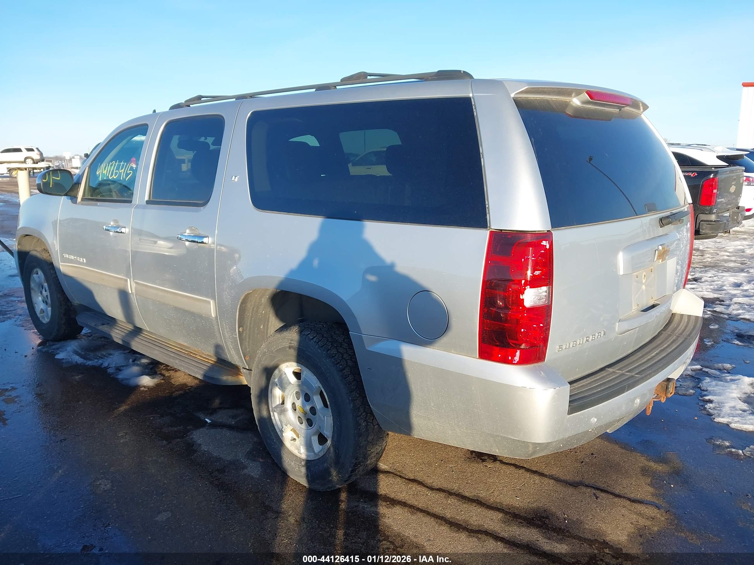 CHEVROLET SUBURBAN image 3