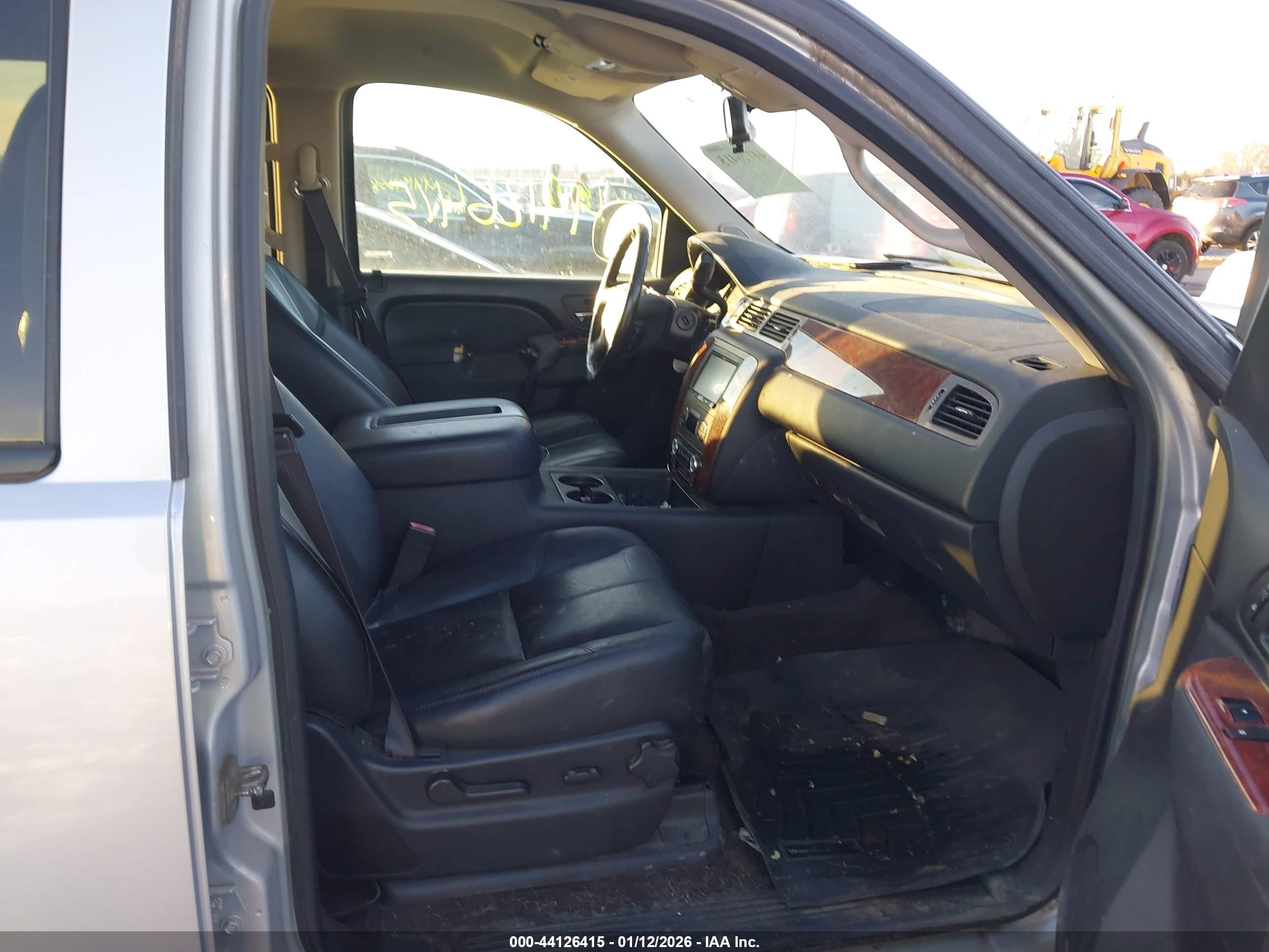 CHEVROLET SUBURBAN image 5
