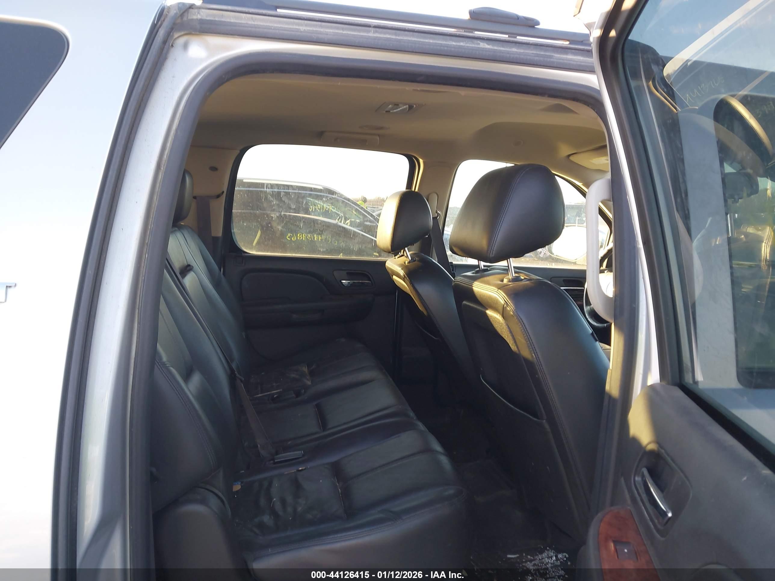 CHEVROLET SUBURBAN image 8