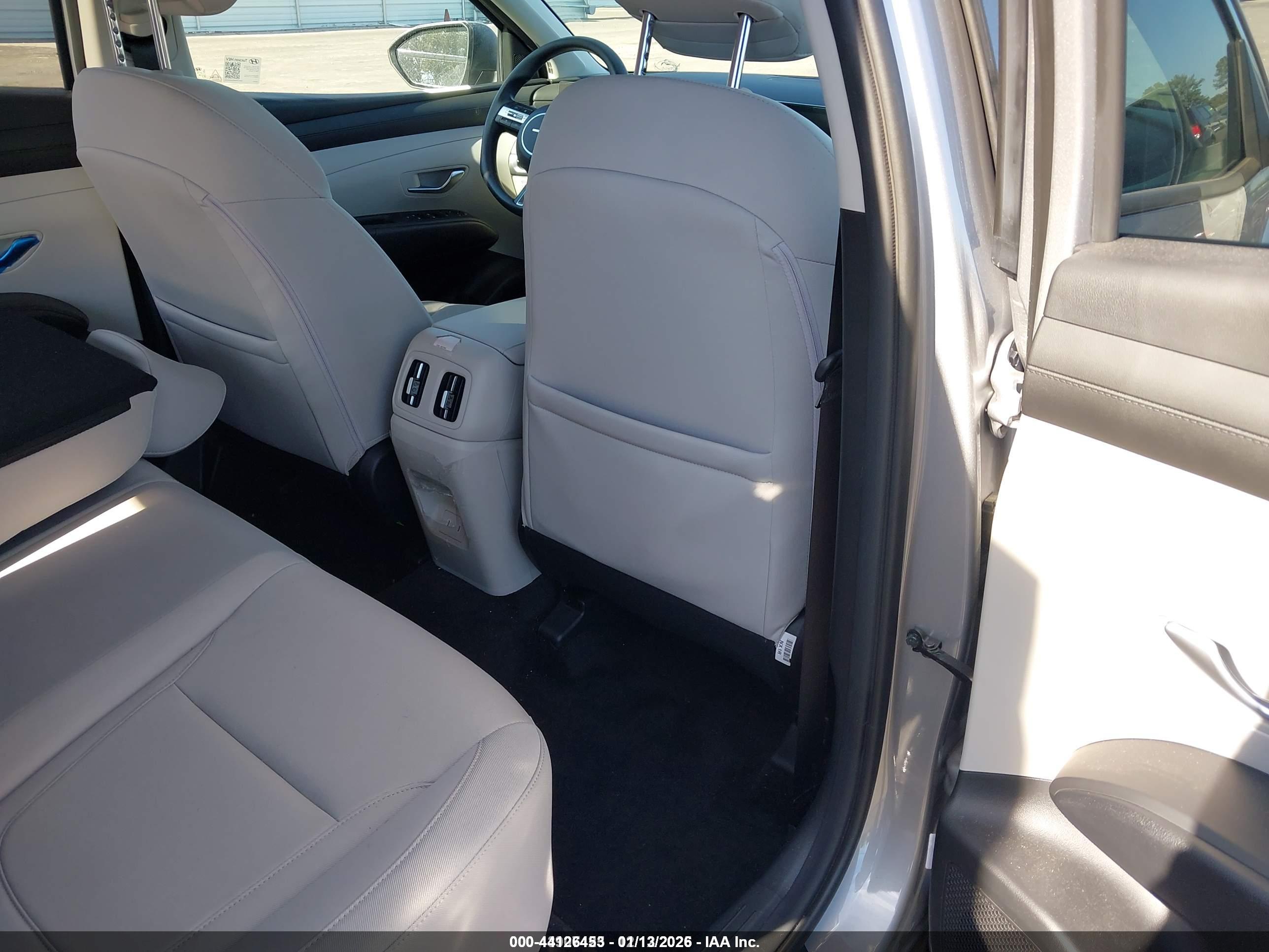 HYUNDAI TUCSON image 8