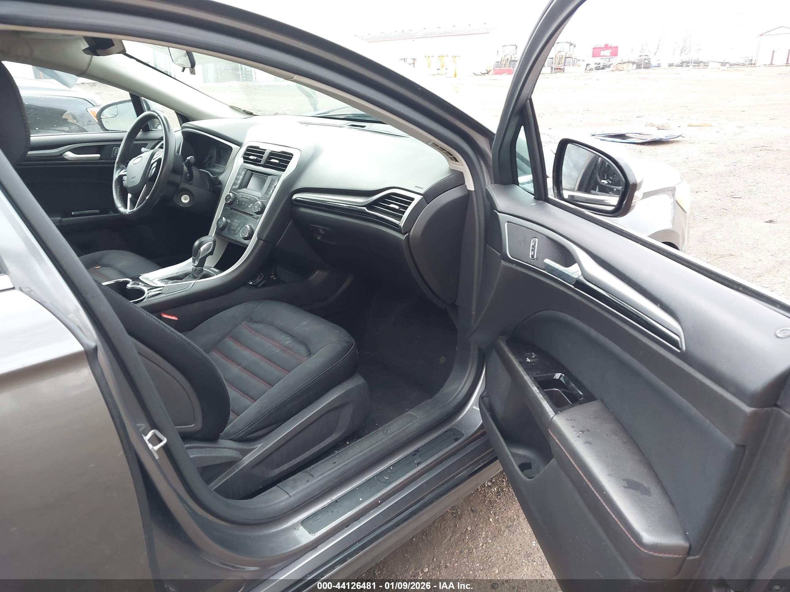 FORD FUSION image 5