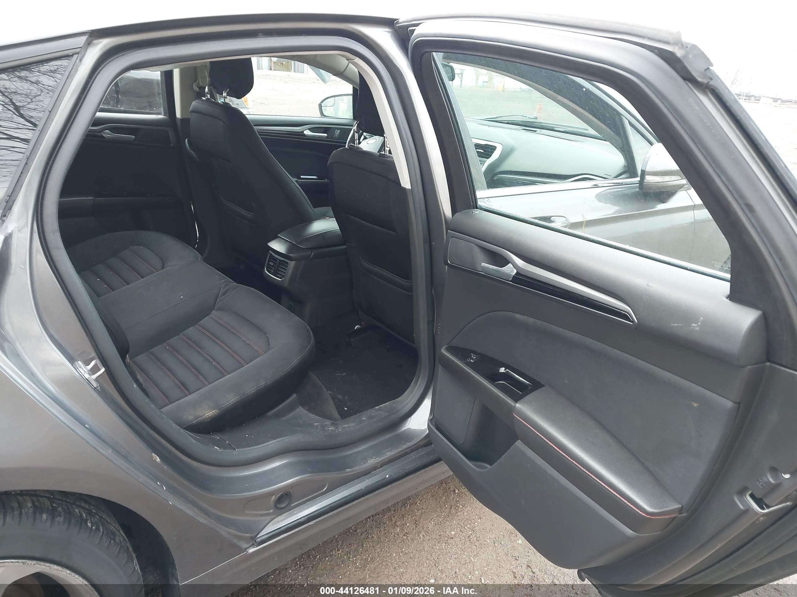 FORD FUSION image 8