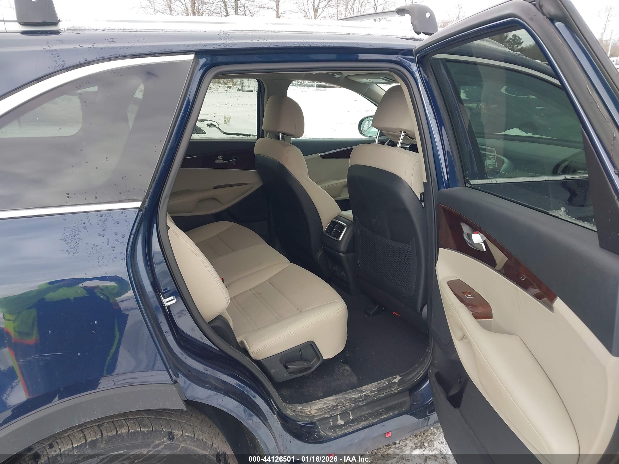 KIA SORENTO image 8