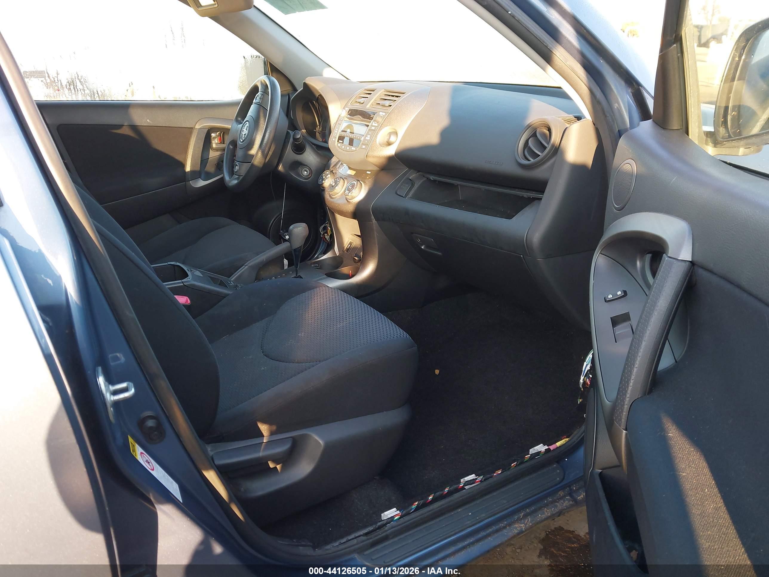TOYOTA RAV4 image 5
