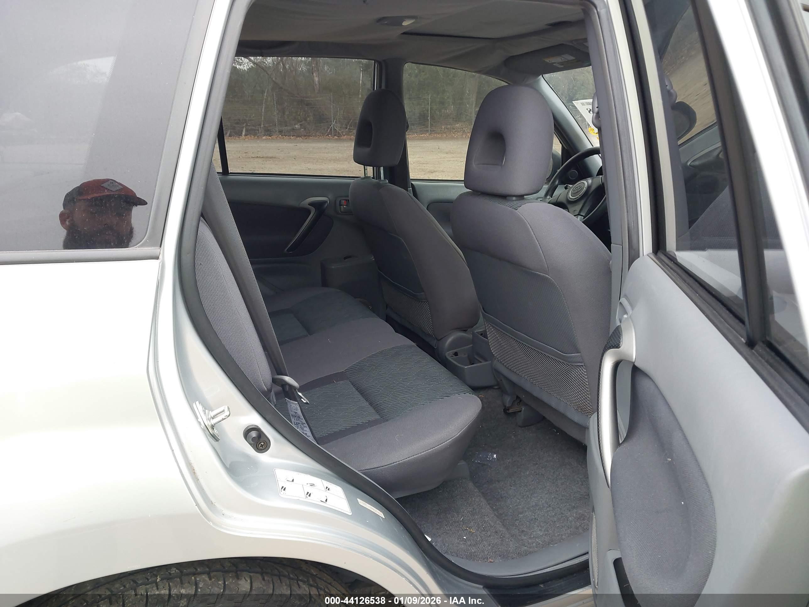 TOYOTA RAV4 image 8