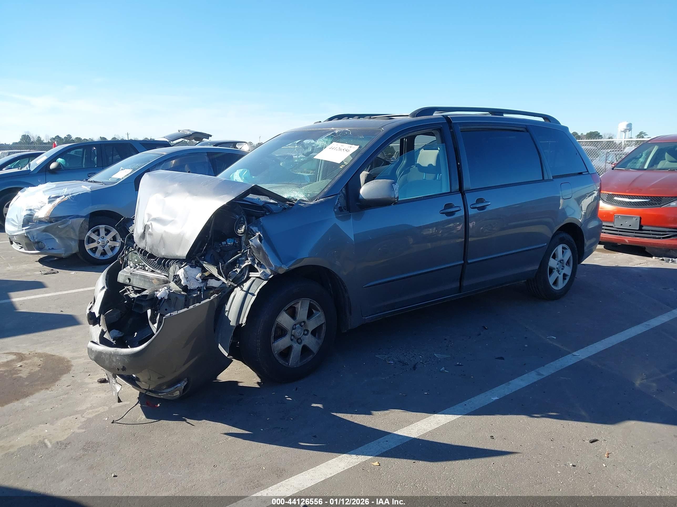 TOYOTA SIENNA image 2