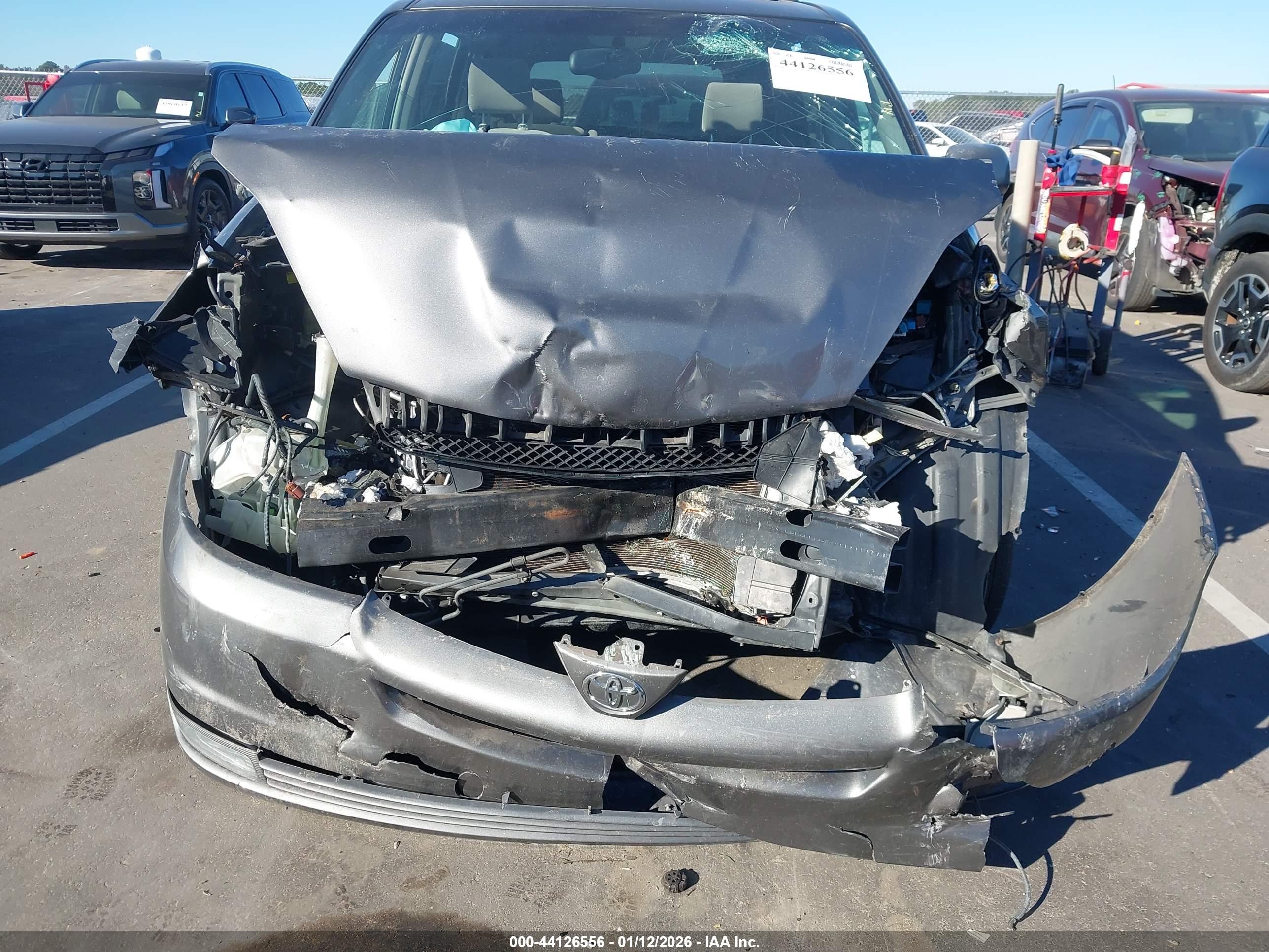 TOYOTA SIENNA image 6