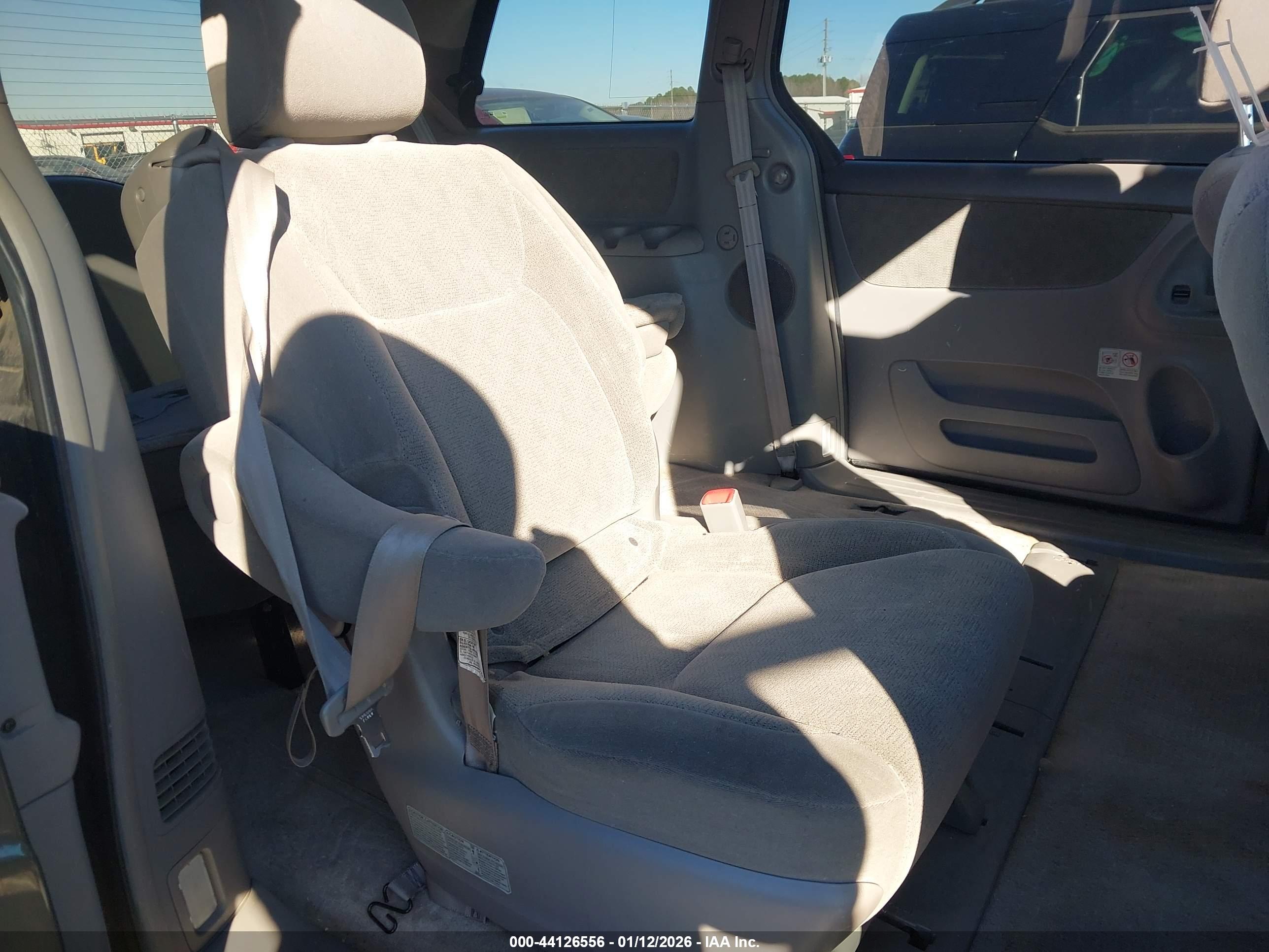 TOYOTA SIENNA image 8