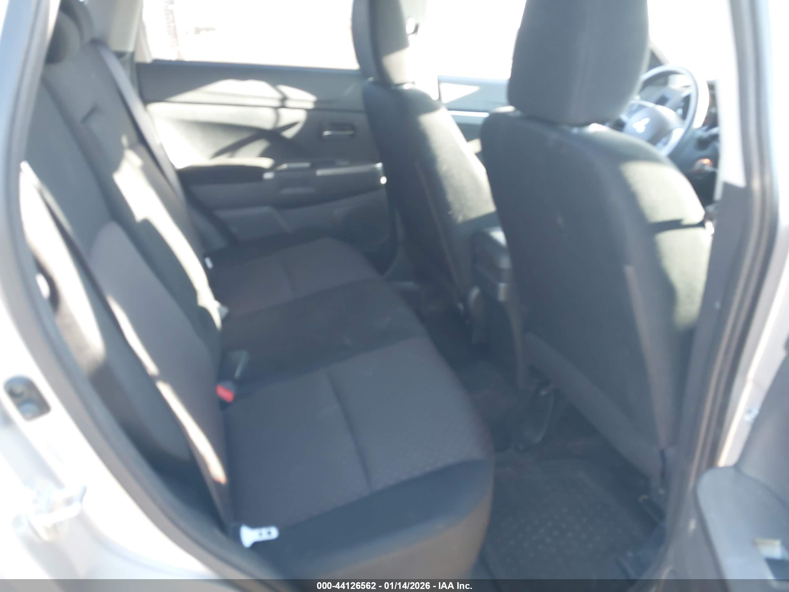 MITSUBISHI OUTLANDER image 8