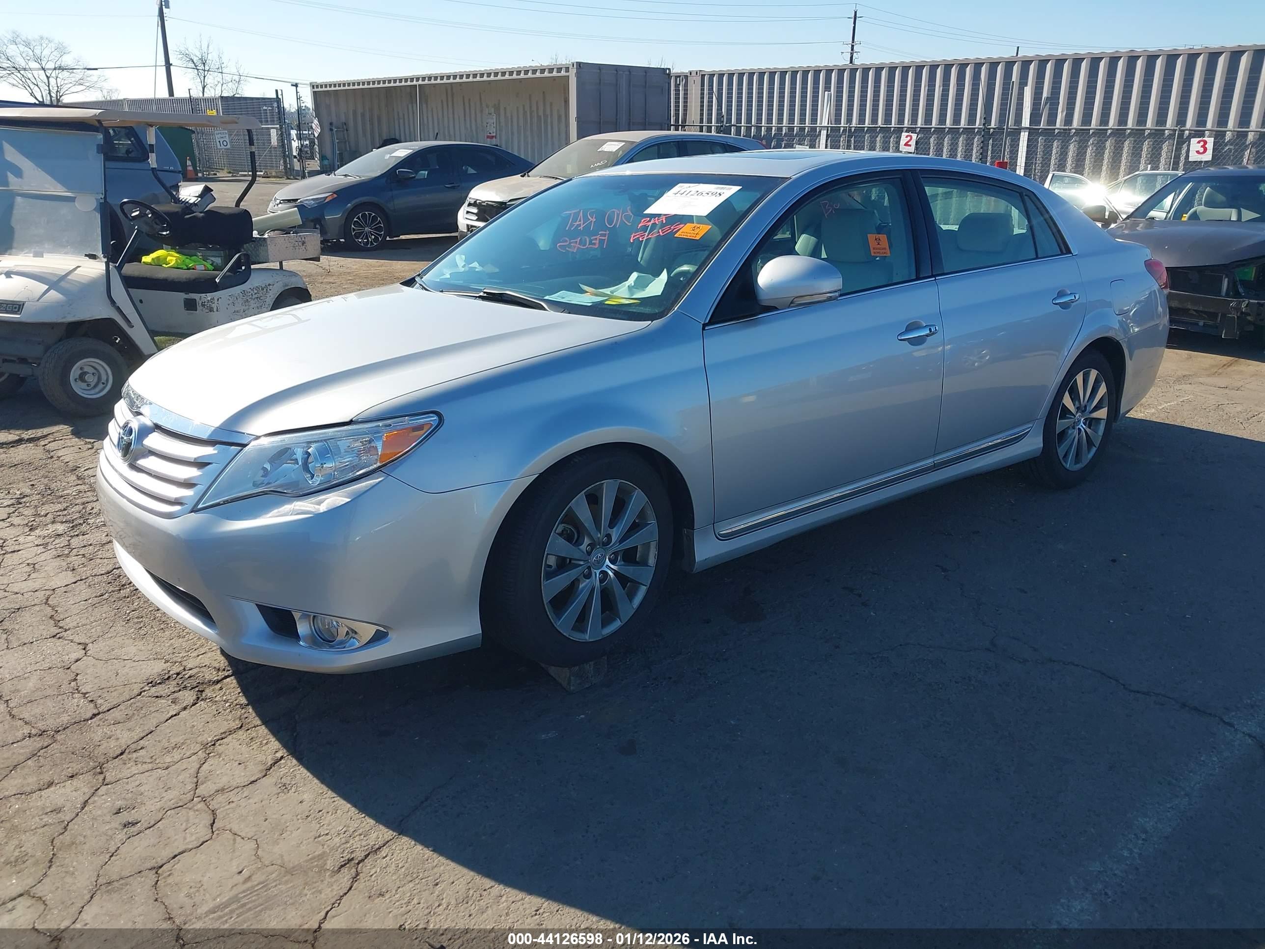 TOYOTA AVALON image 2