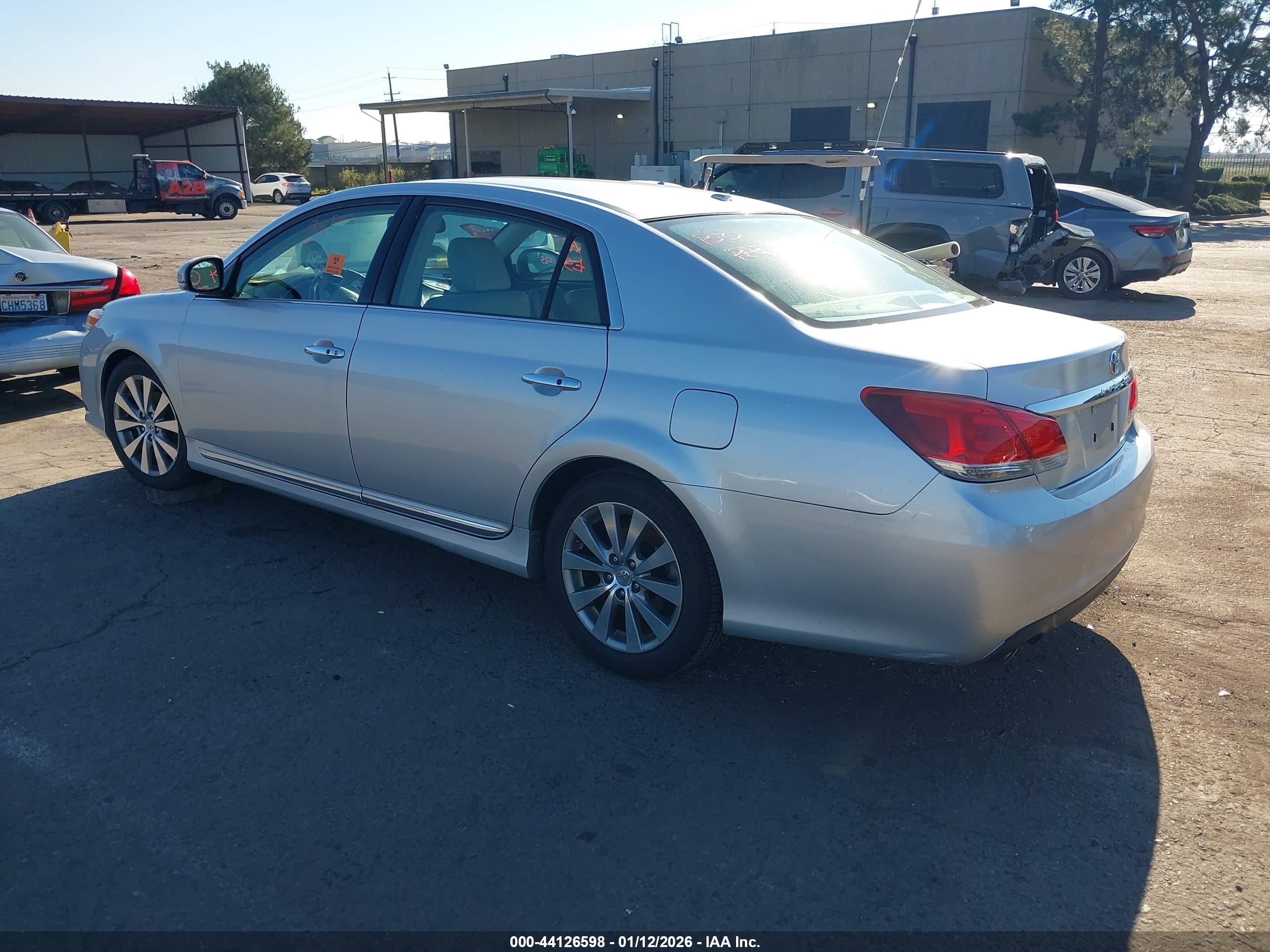 TOYOTA AVALON image 3