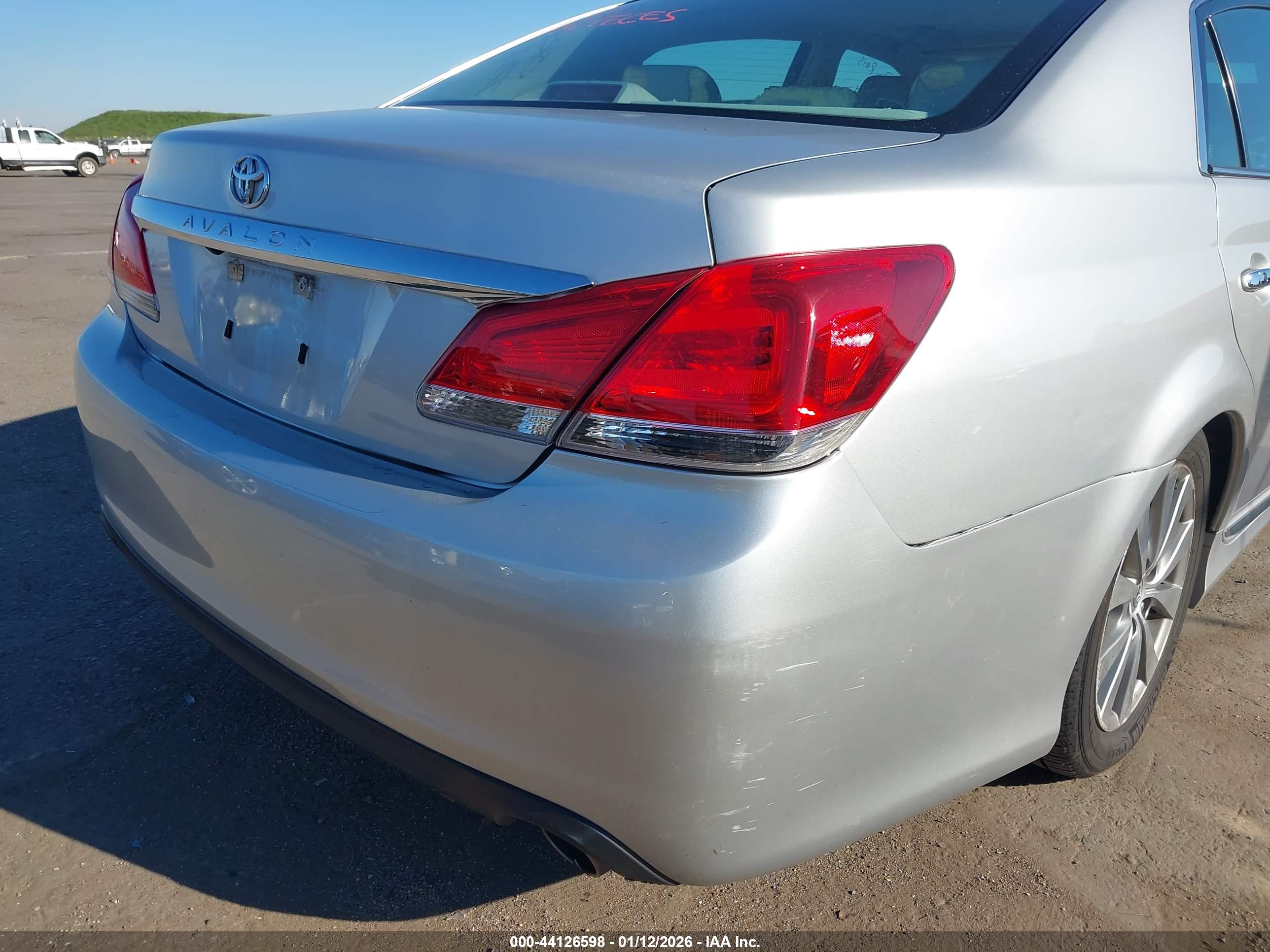 TOYOTA AVALON image 6