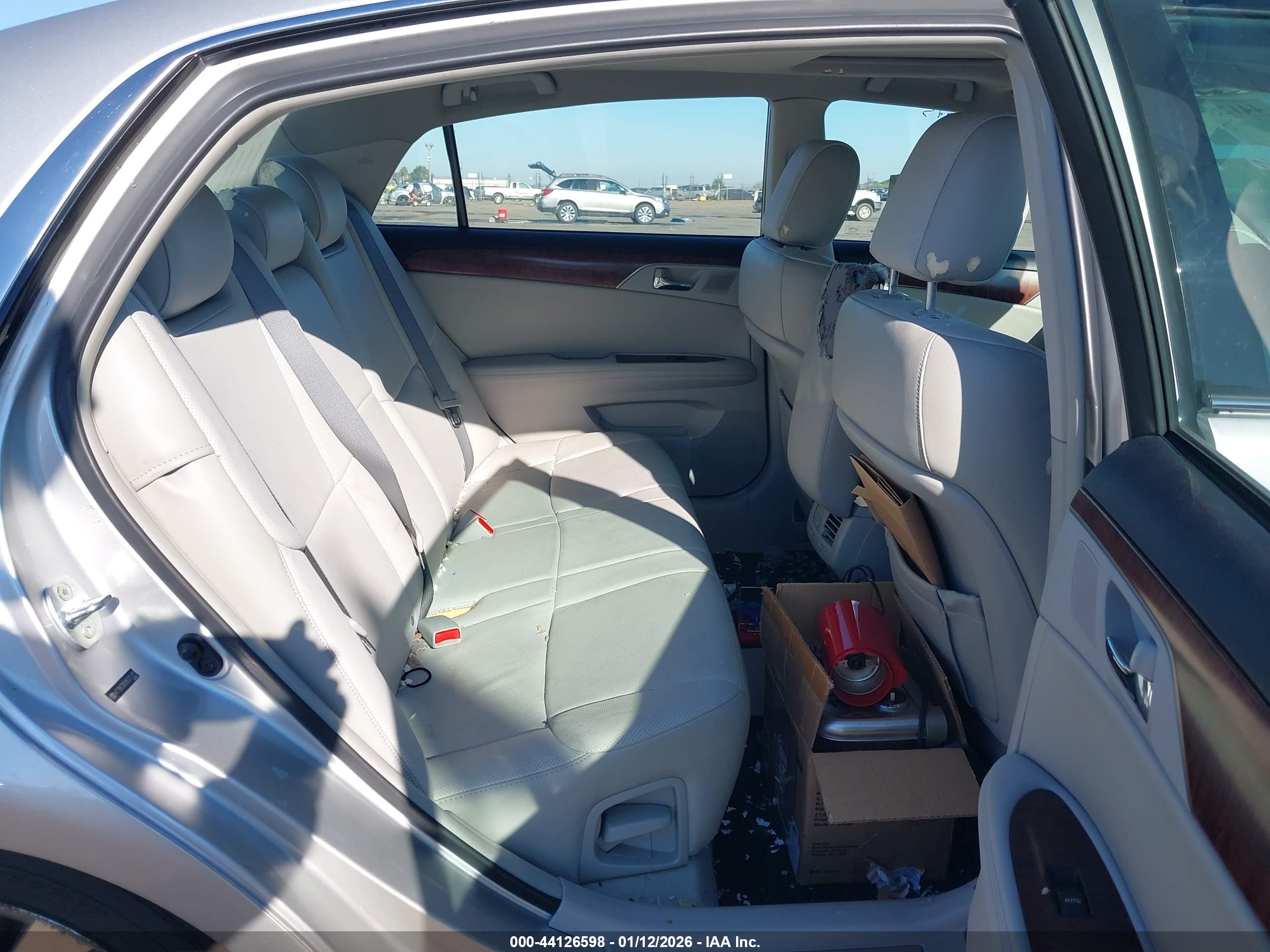 TOYOTA AVALON image 8