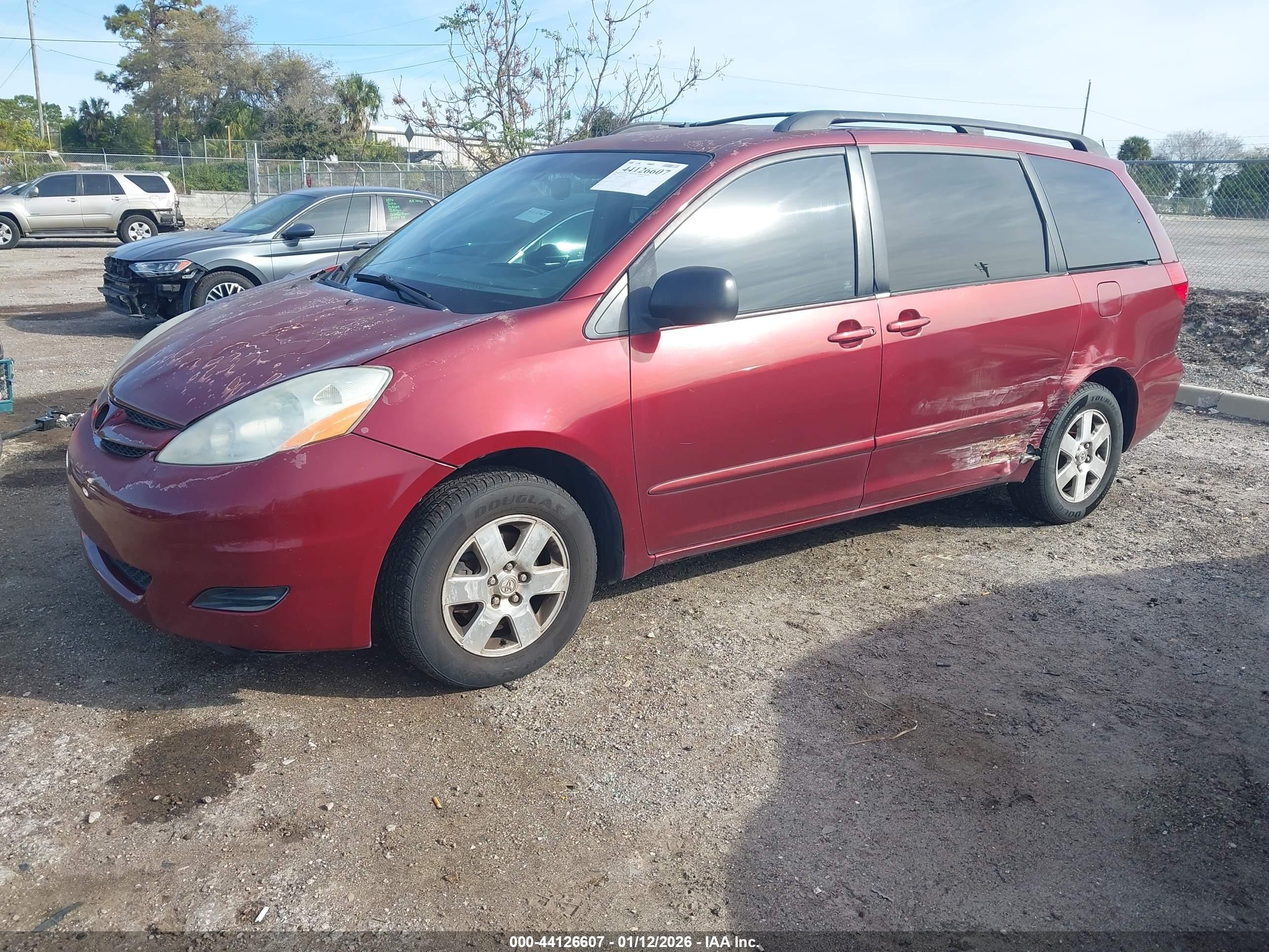 TOYOTA SIENNA image 2