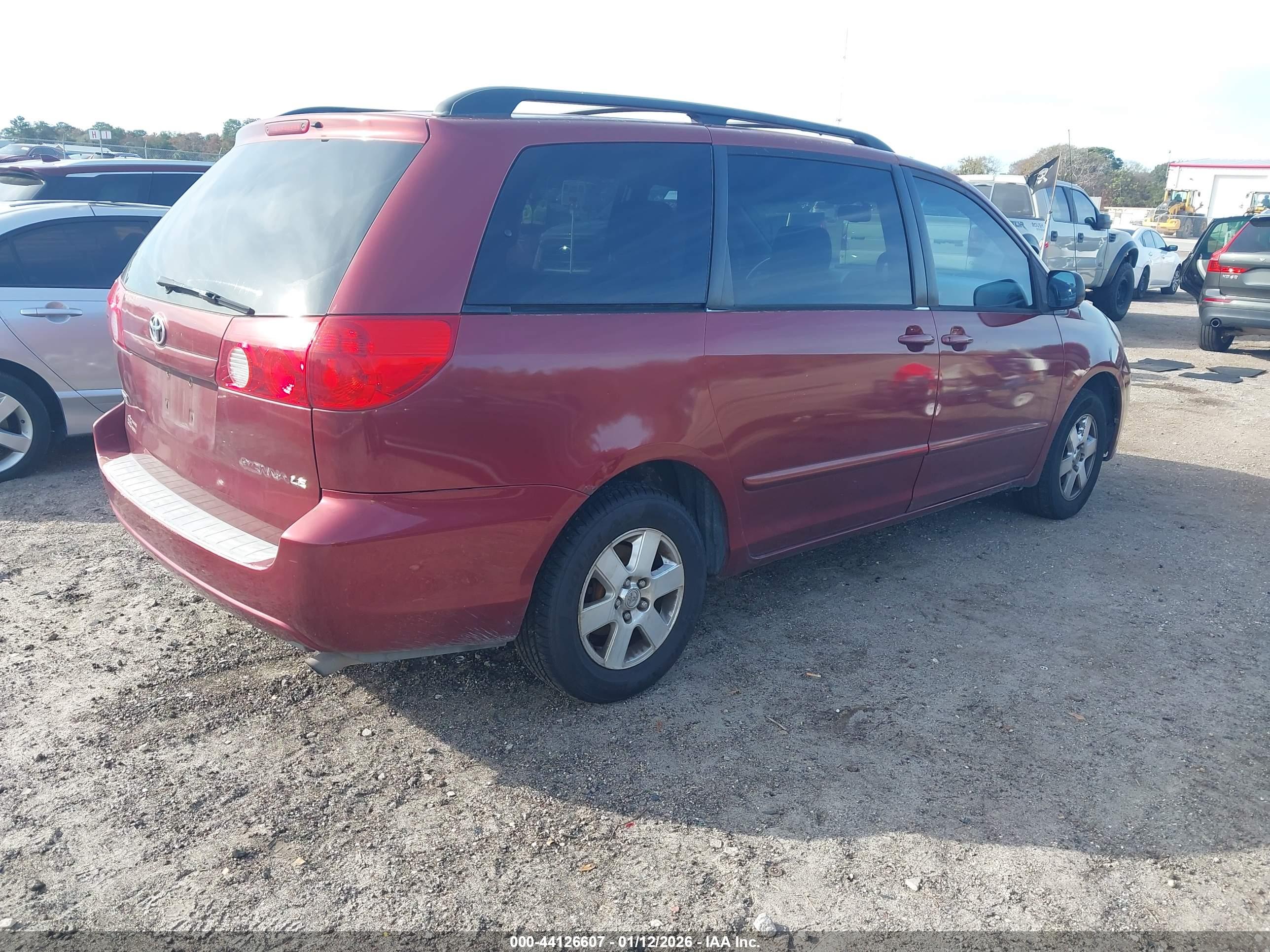 TOYOTA SIENNA image 4