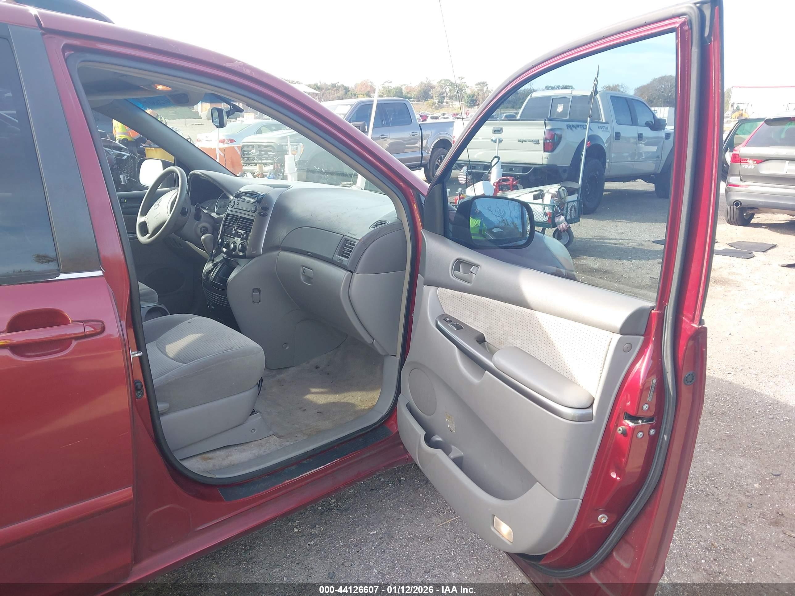 TOYOTA SIENNA image 5