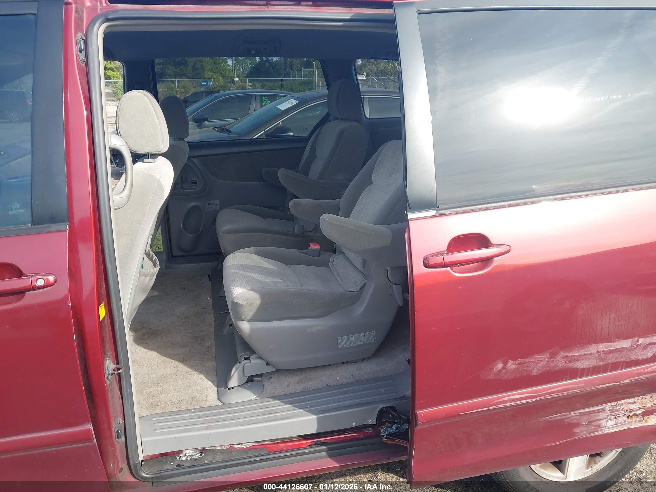 TOYOTA SIENNA image 8