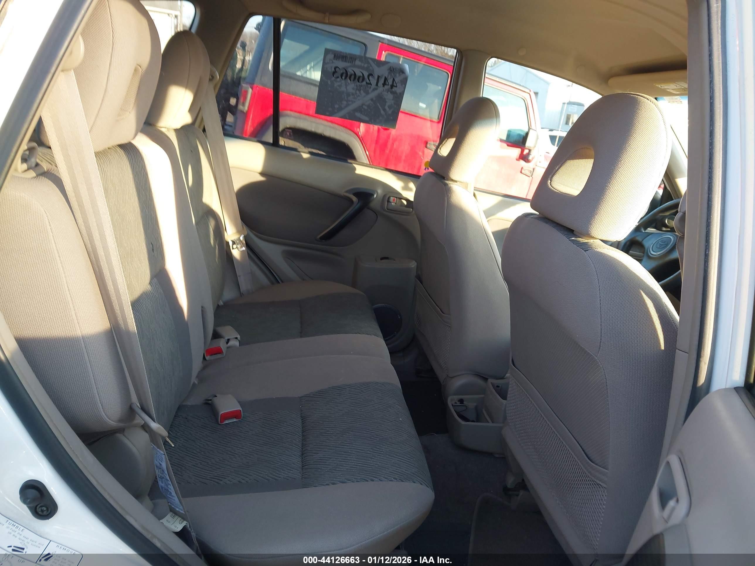 TOYOTA RAV4 image 8