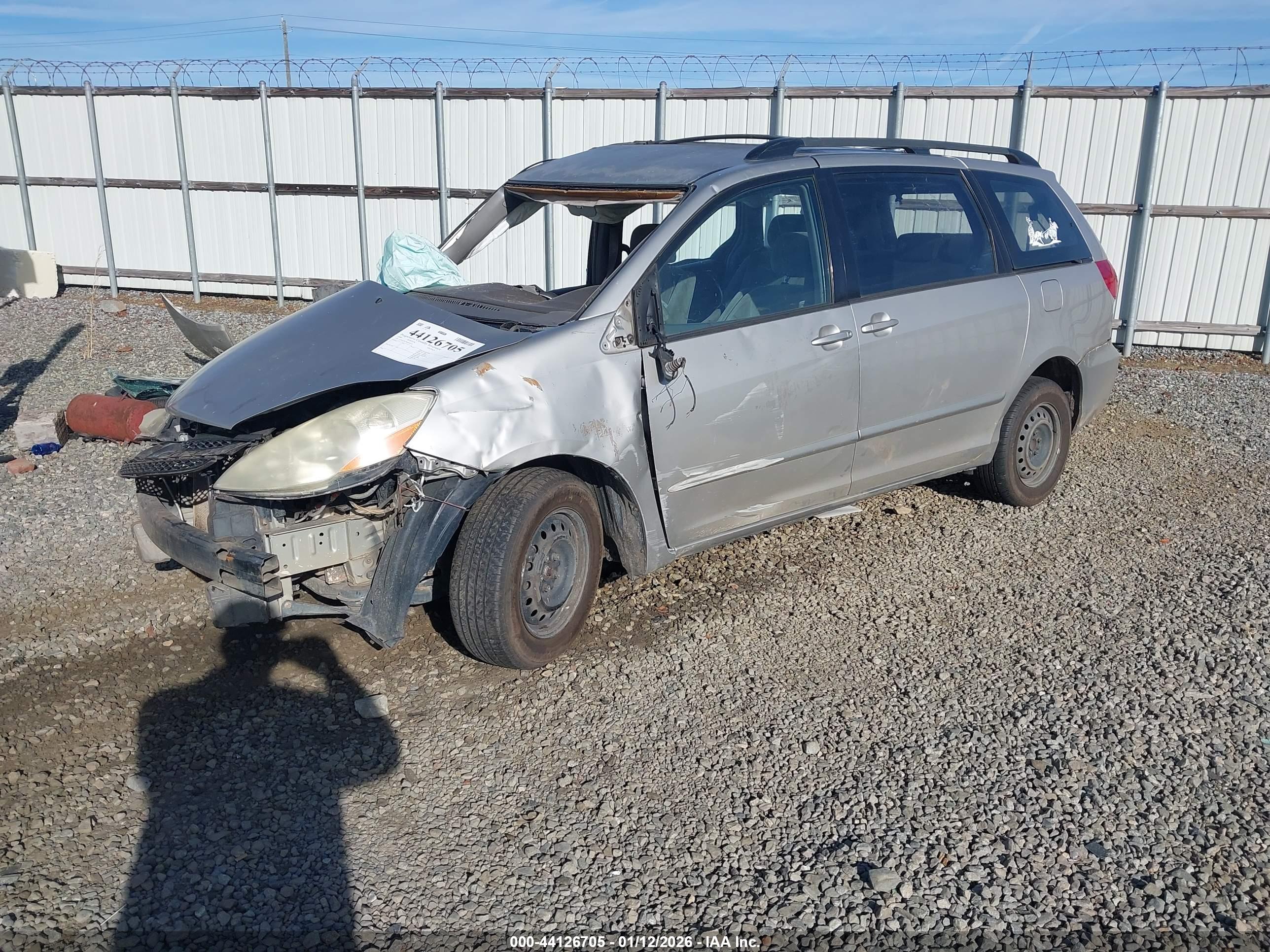 TOYOTA SIENNA image 2