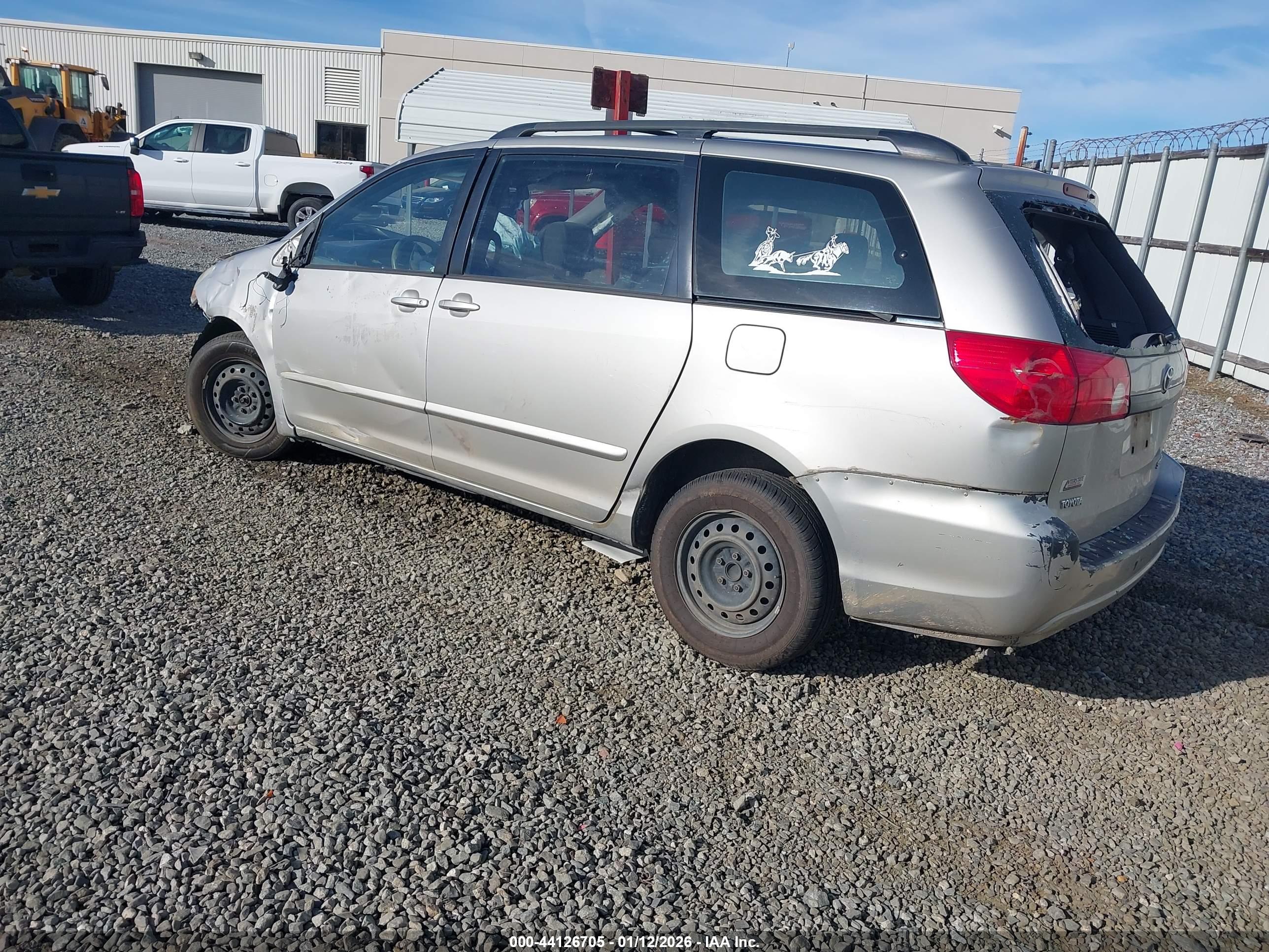 TOYOTA SIENNA image 3