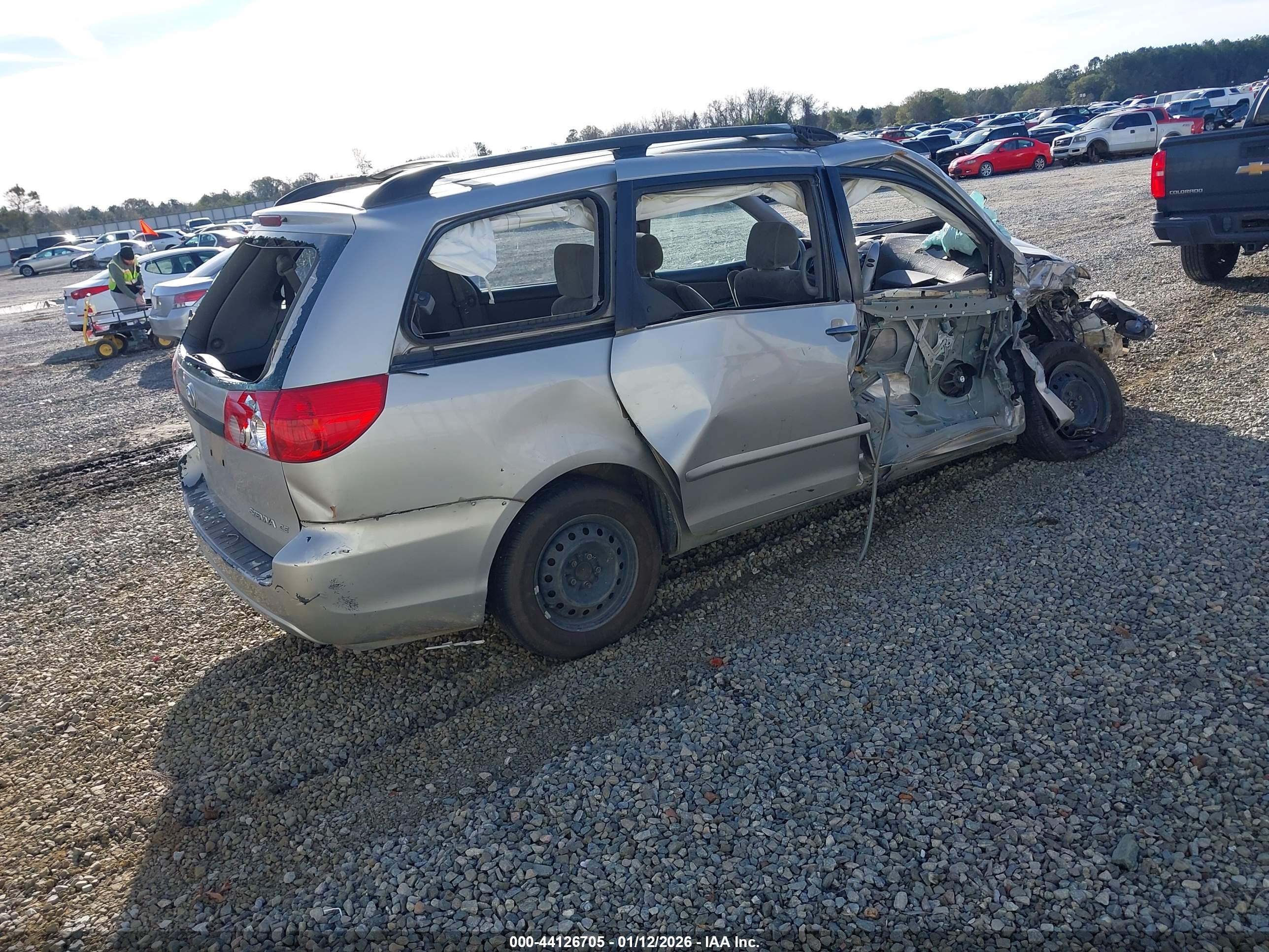 TOYOTA SIENNA image 4