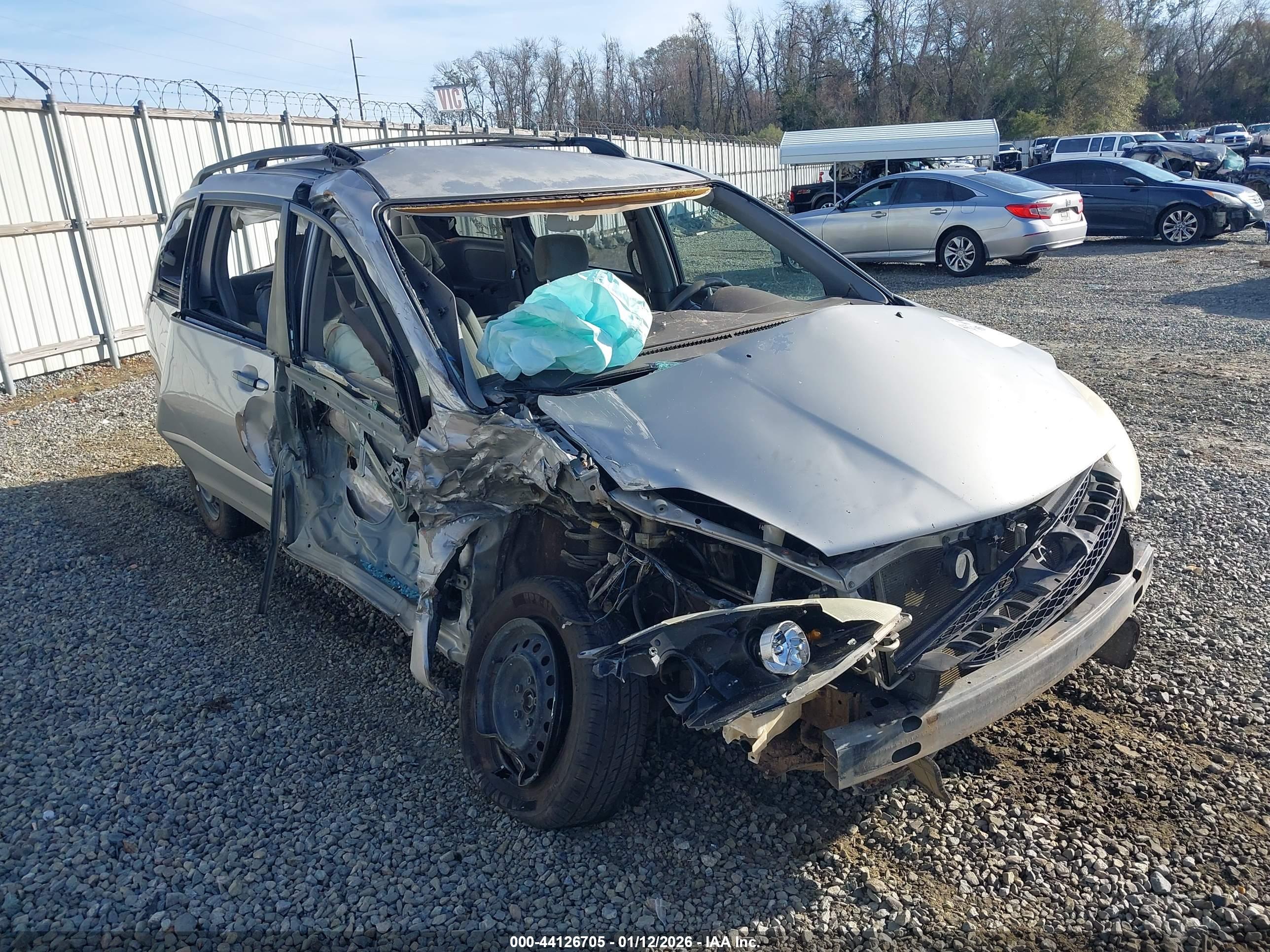 TOYOTA SIENNA image 6