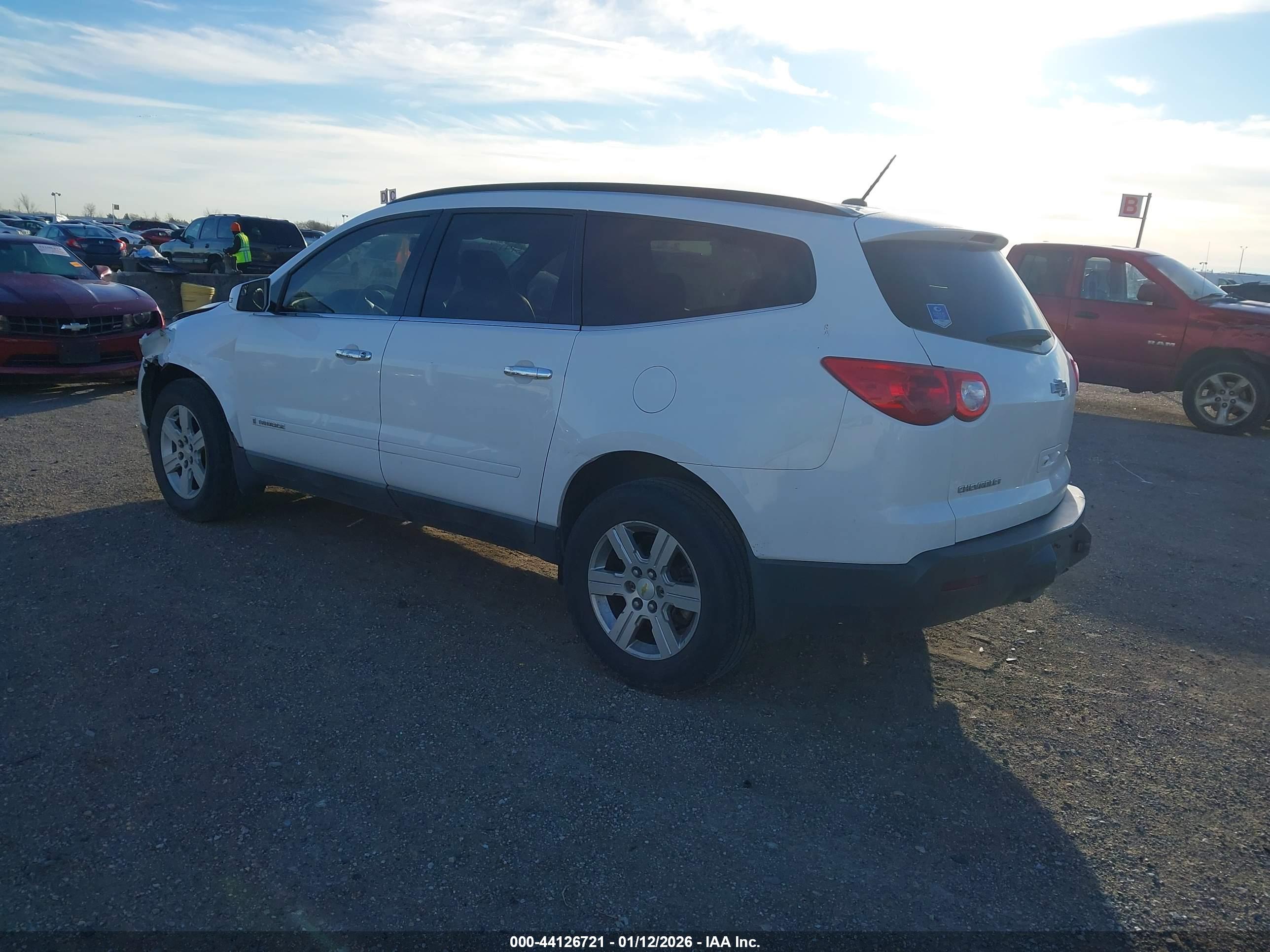 CHEVROLET TRAVERSE image 3