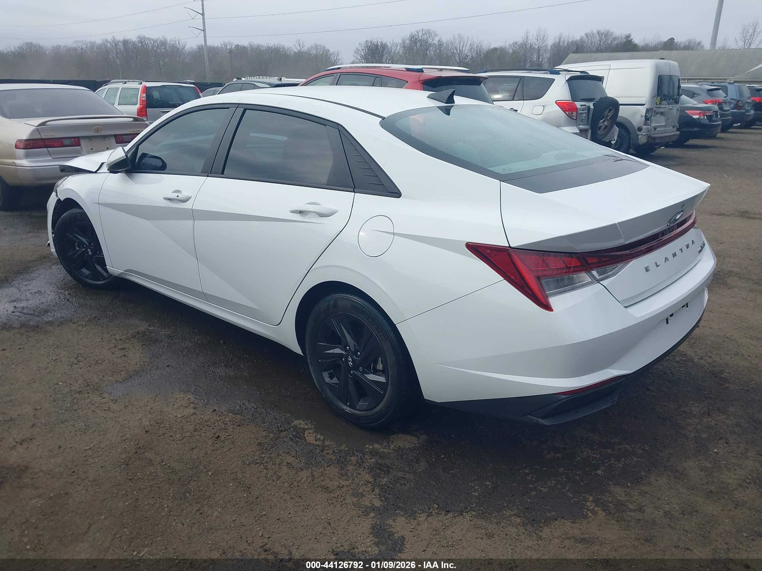 HYUNDAI ELANTRA image 3
