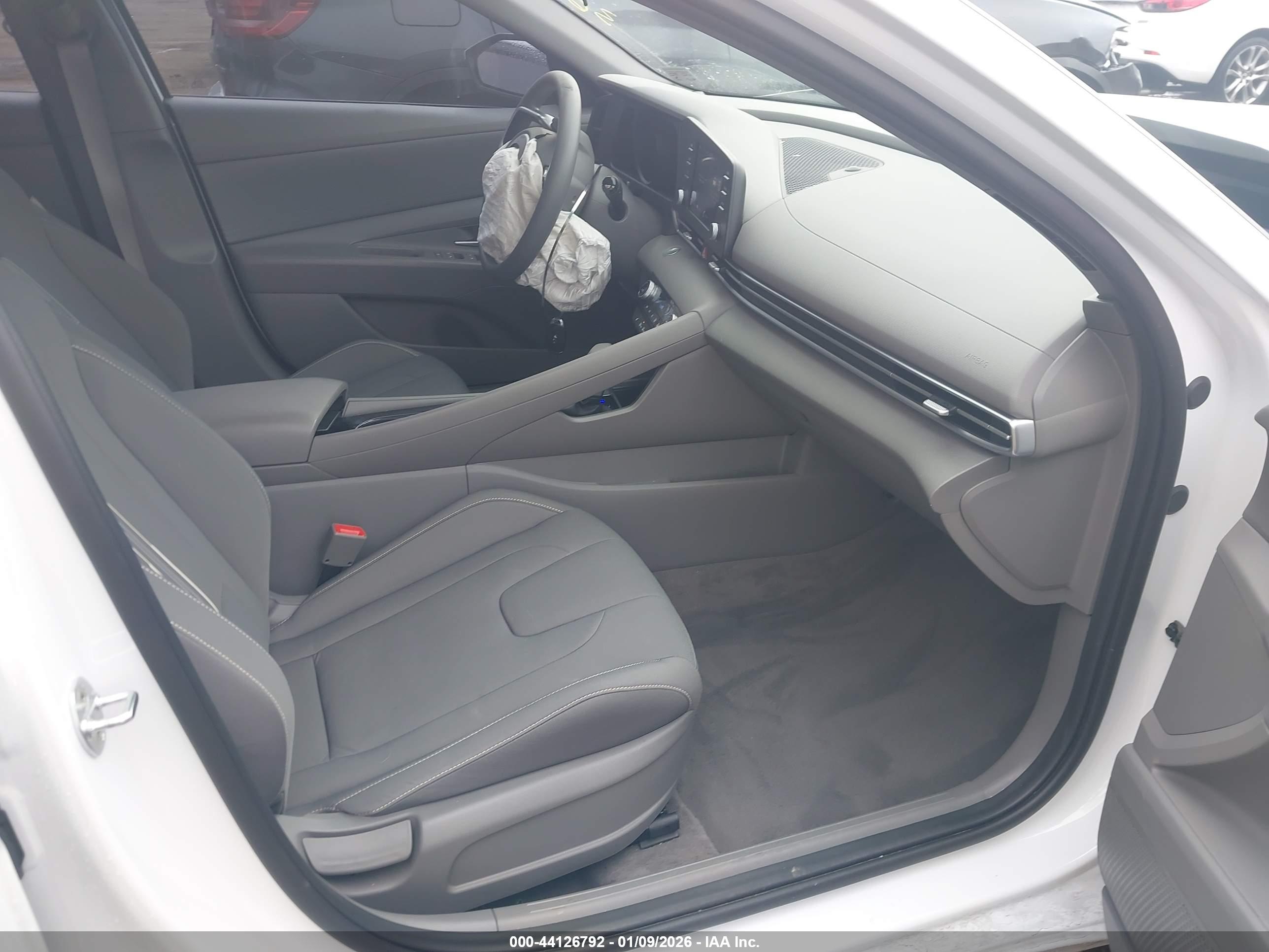 HYUNDAI ELANTRA image 5