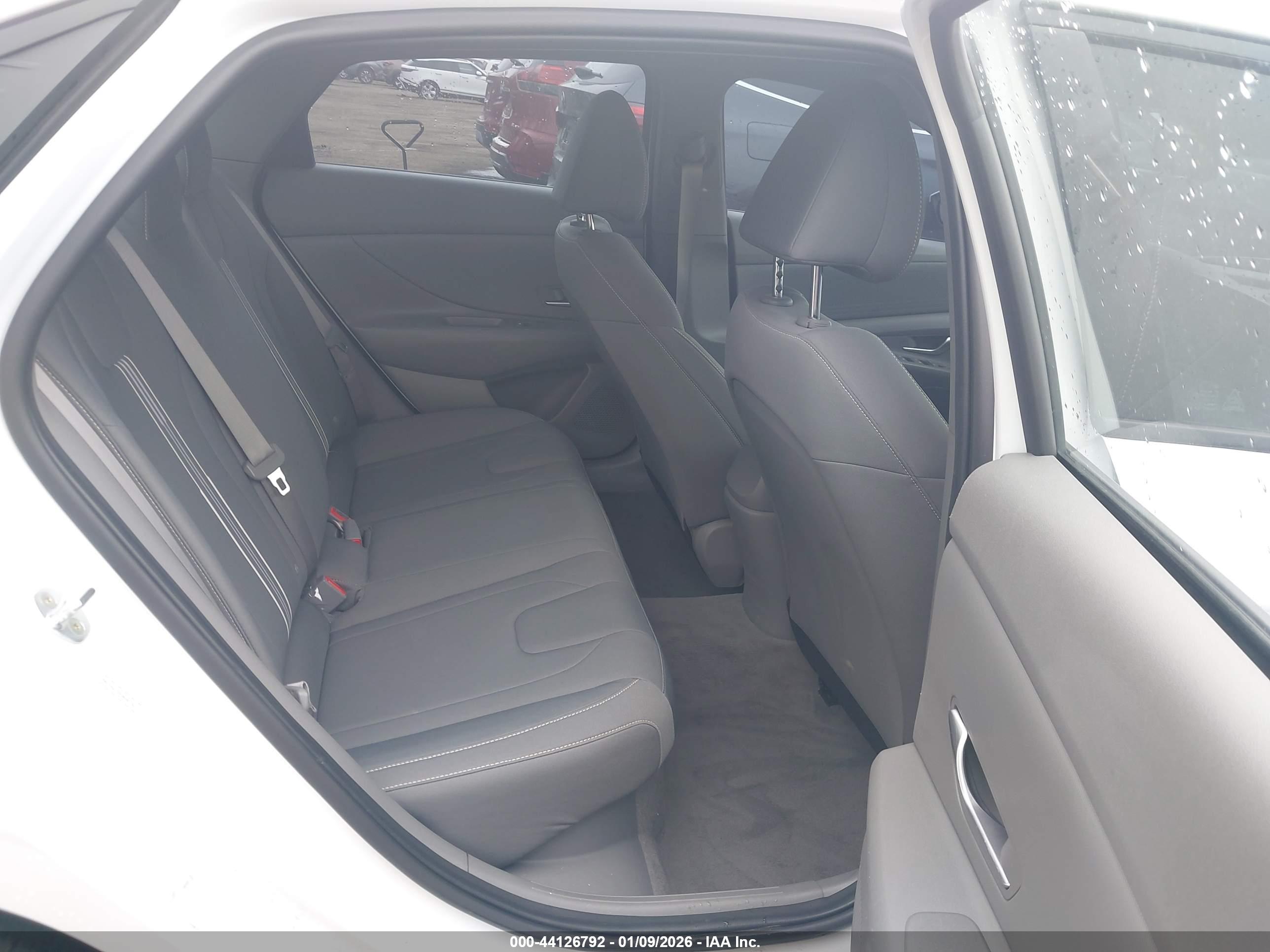 HYUNDAI ELANTRA image 8
