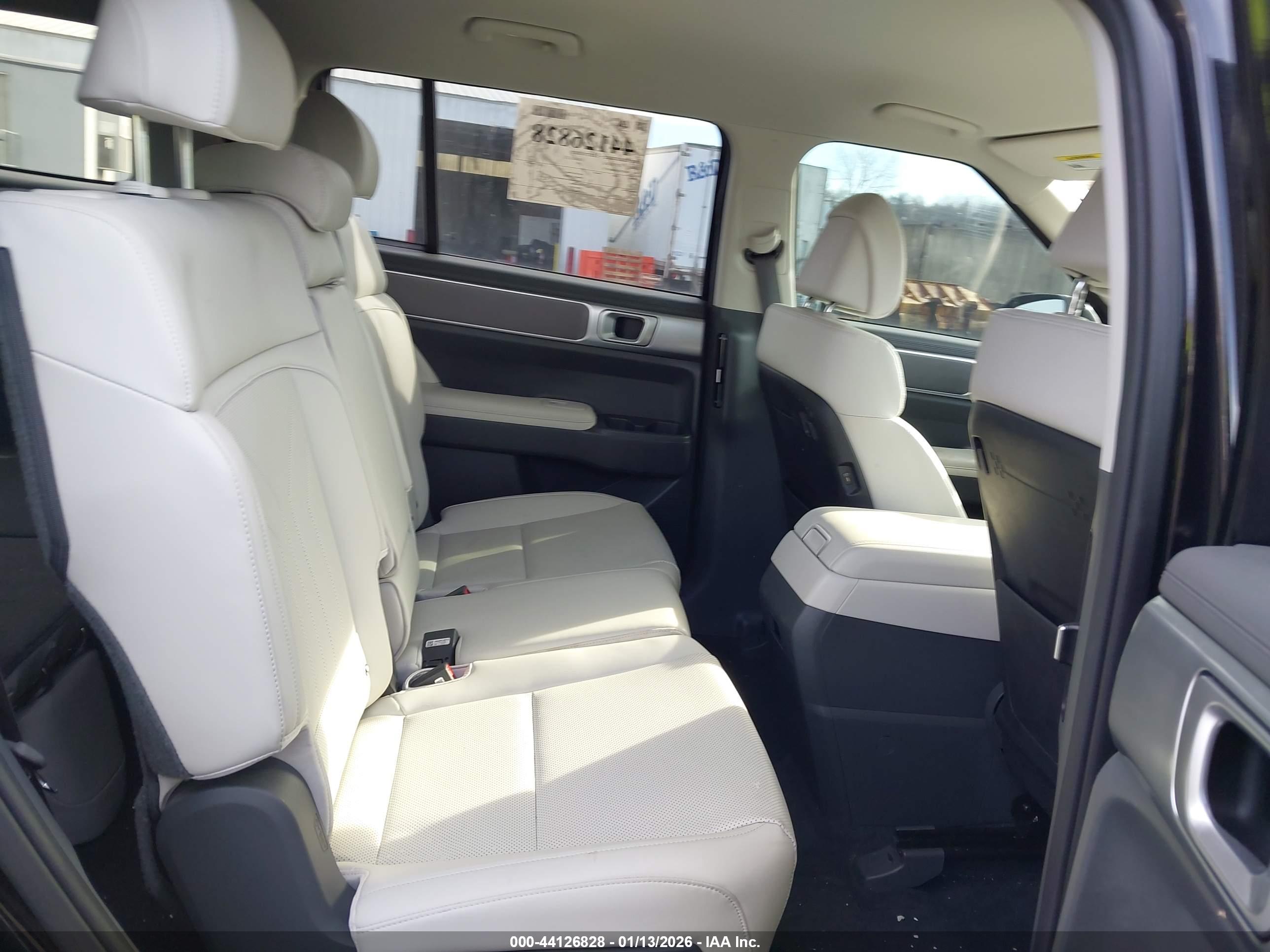 HYUNDAI SANTA image 8