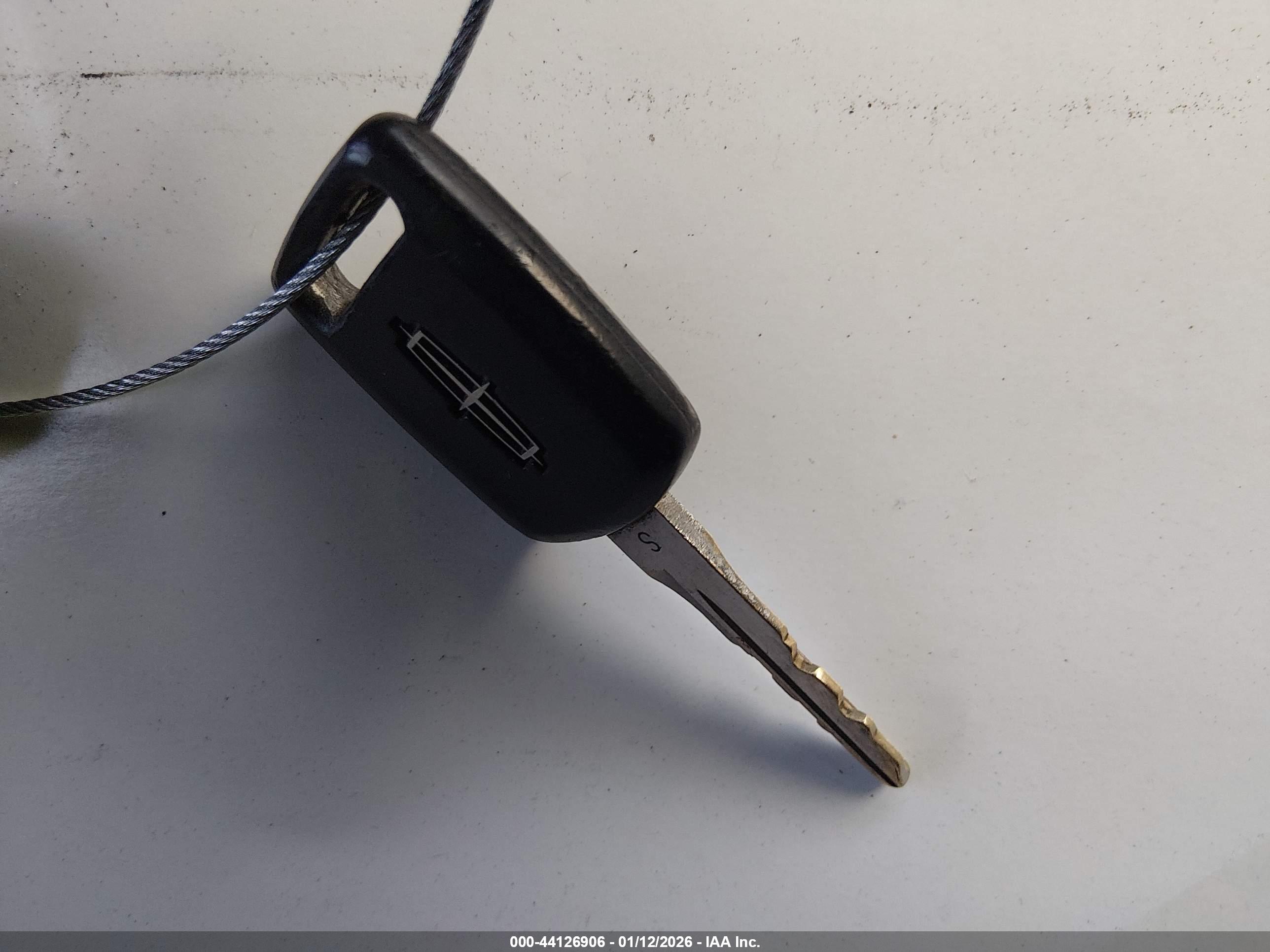 LINCOLN TOWN image 11