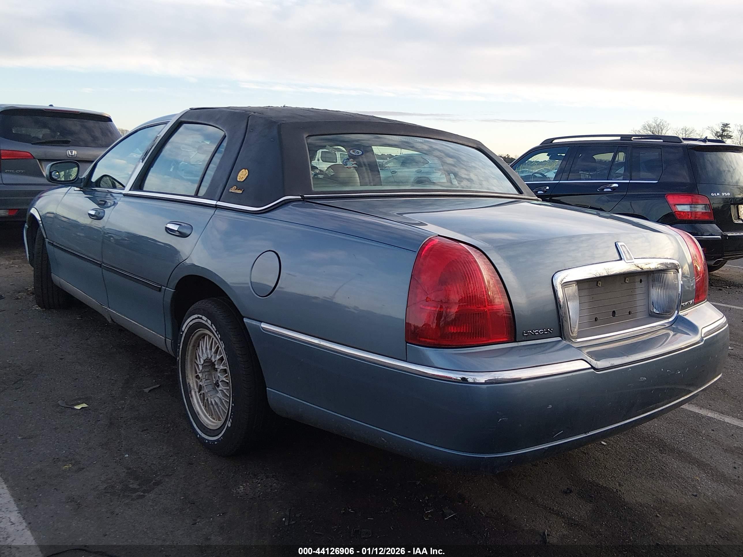 LINCOLN TOWN image 3