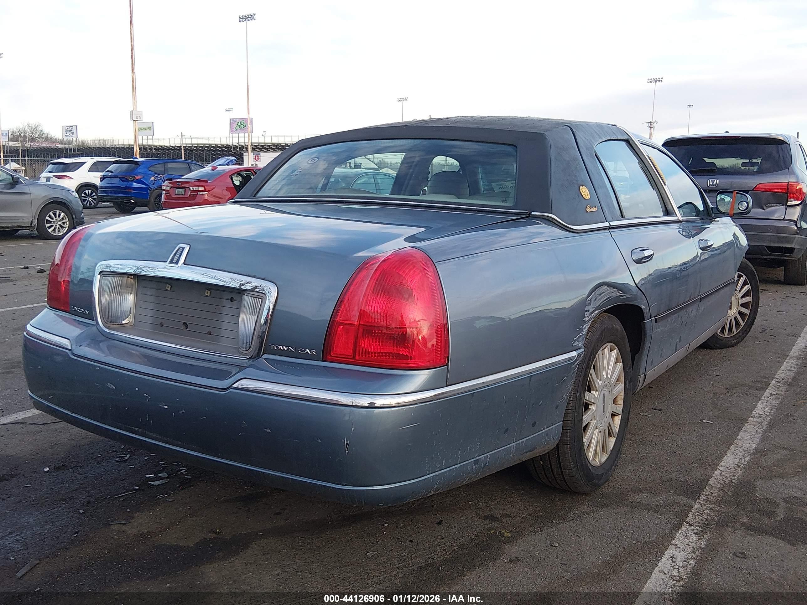 LINCOLN TOWN image 4