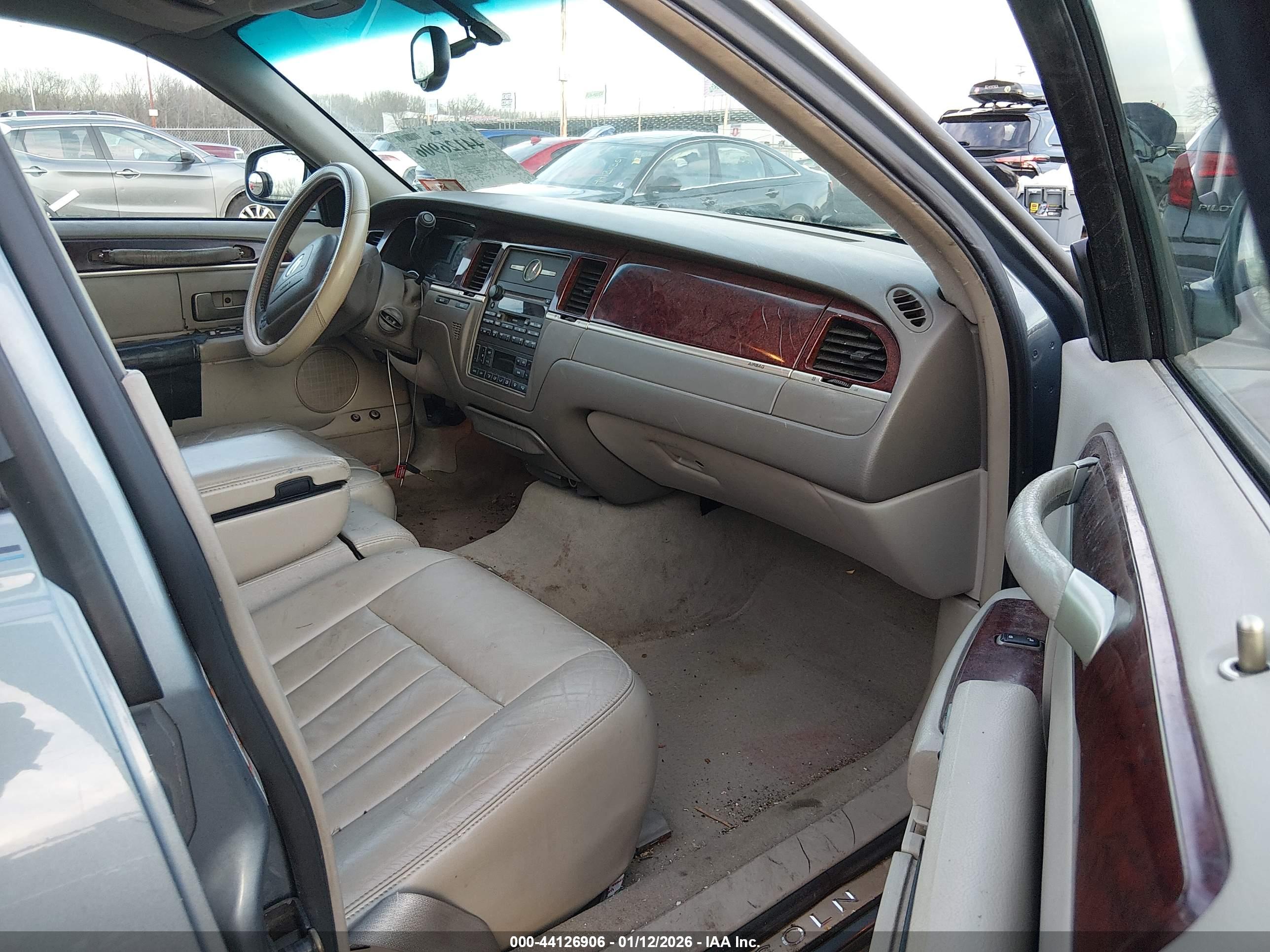 LINCOLN TOWN image 5