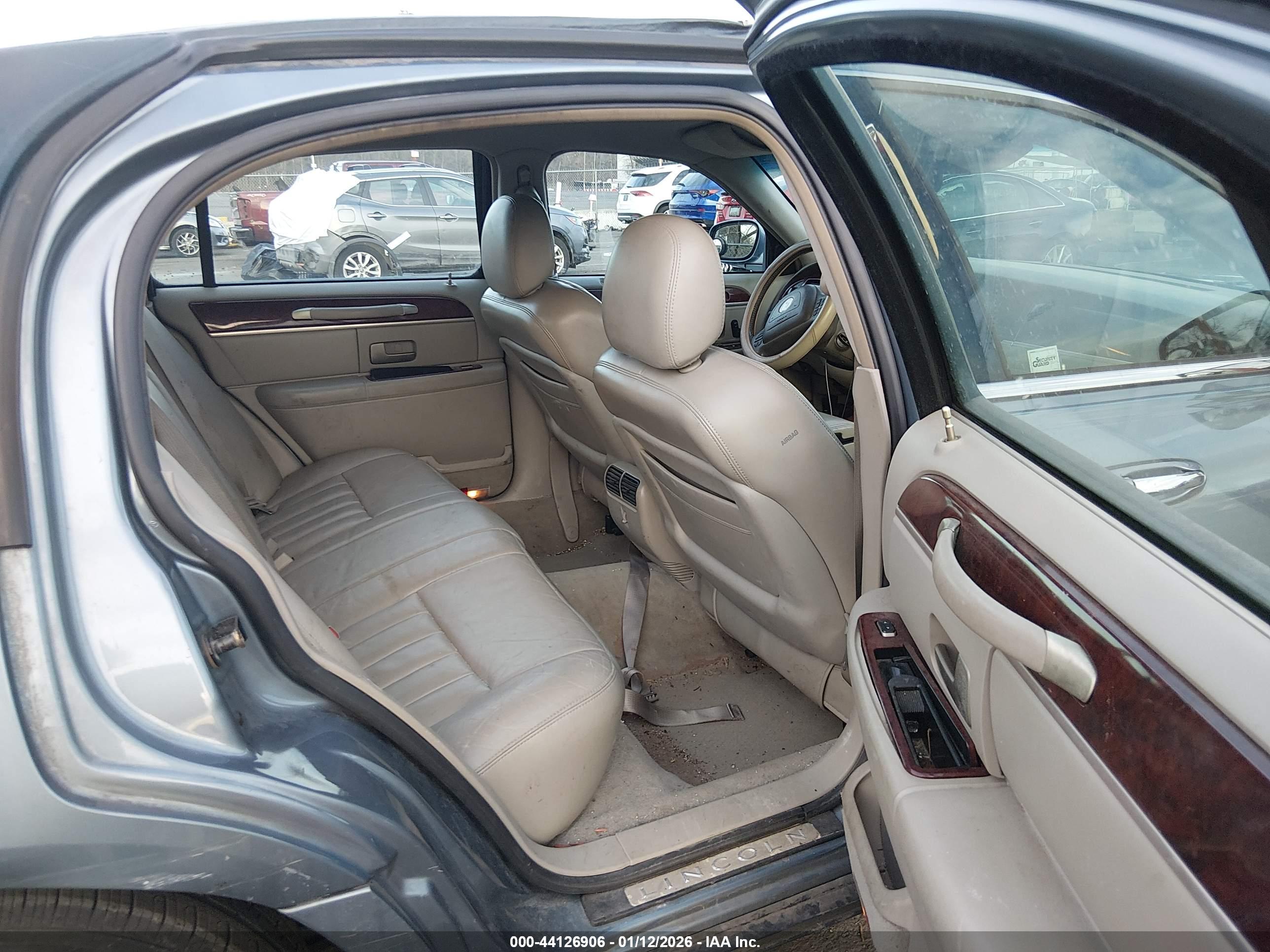 LINCOLN TOWN image 8