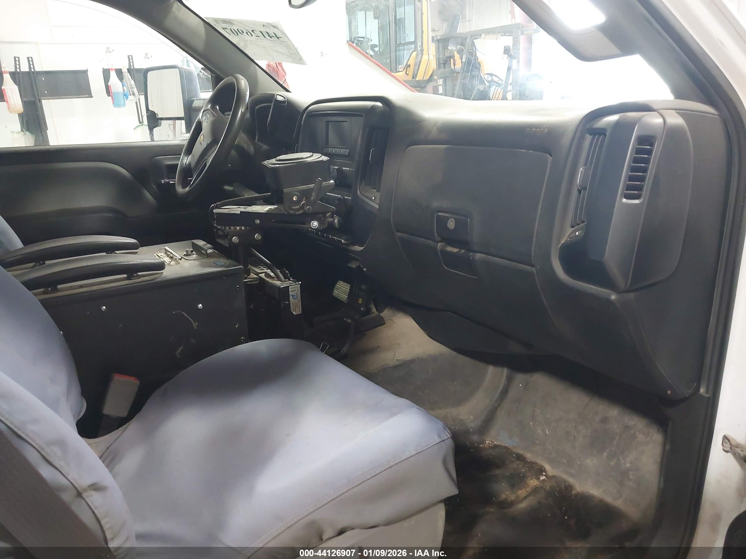 CHEVROLET SILVERADO image 5