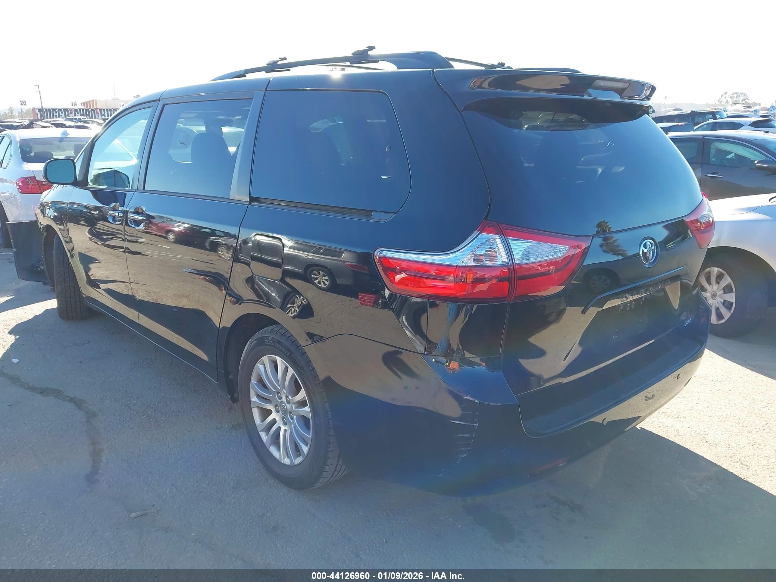 TOYOTA SIENNA image 3