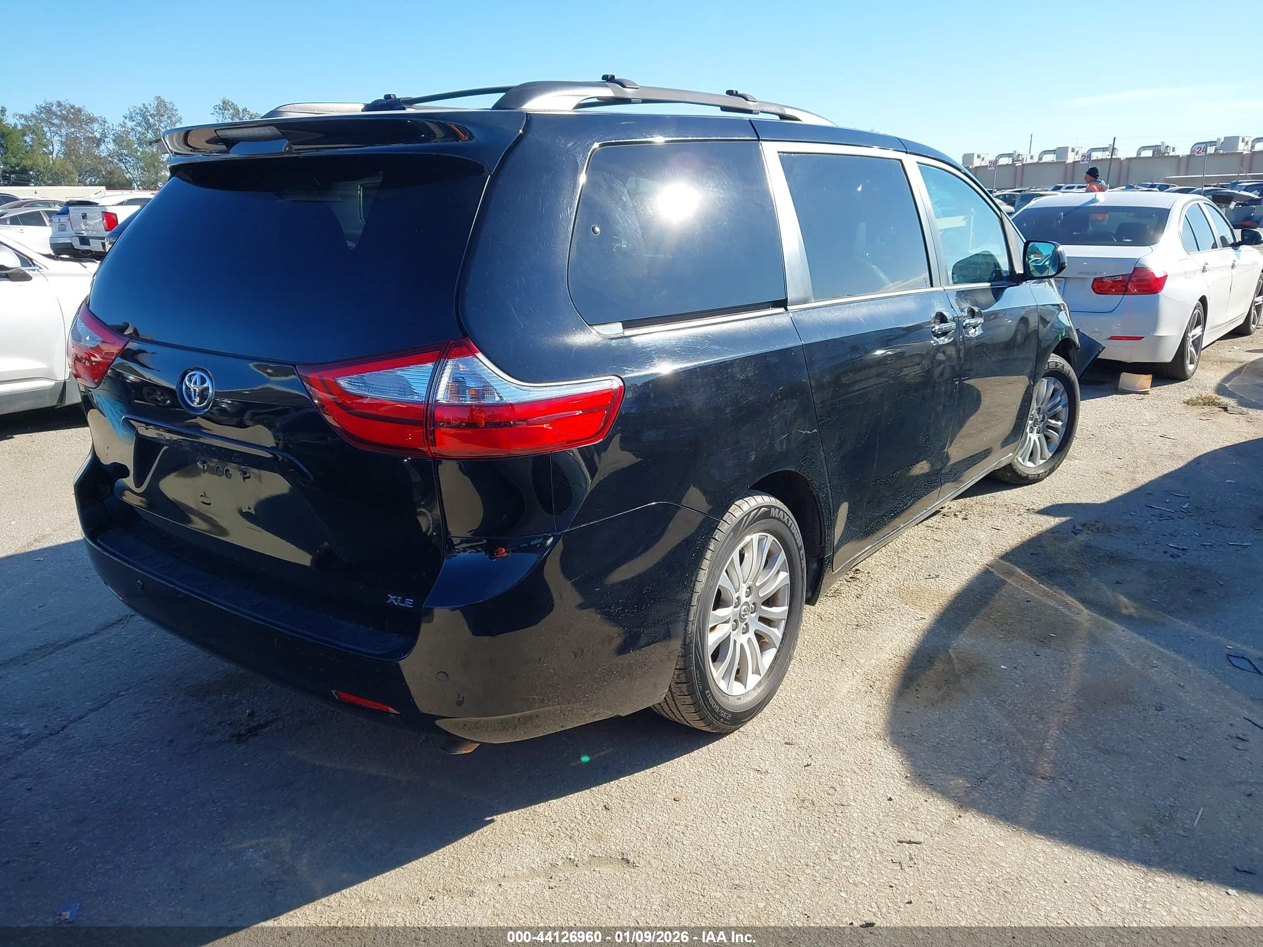 TOYOTA SIENNA image 4