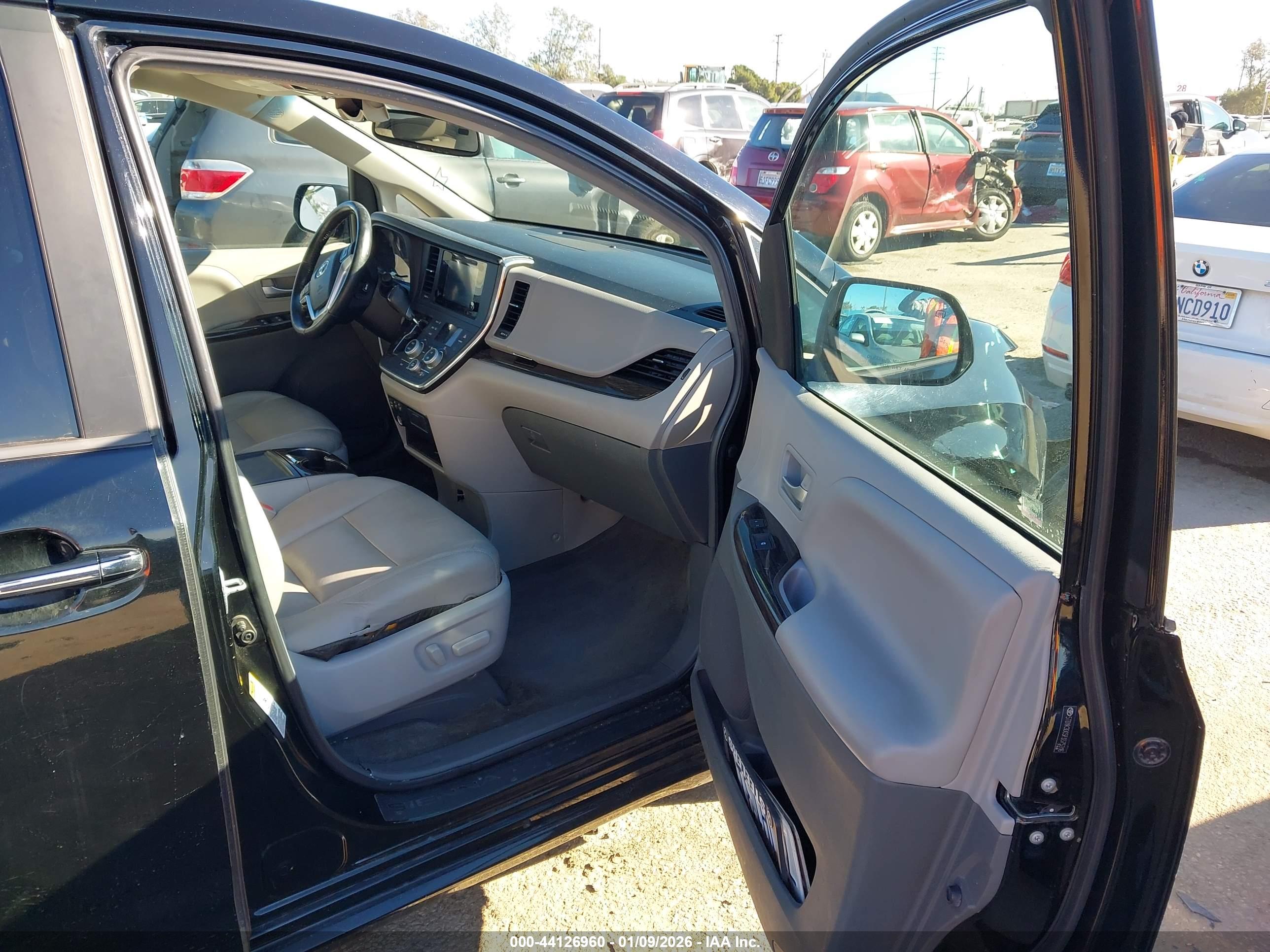 TOYOTA SIENNA image 5