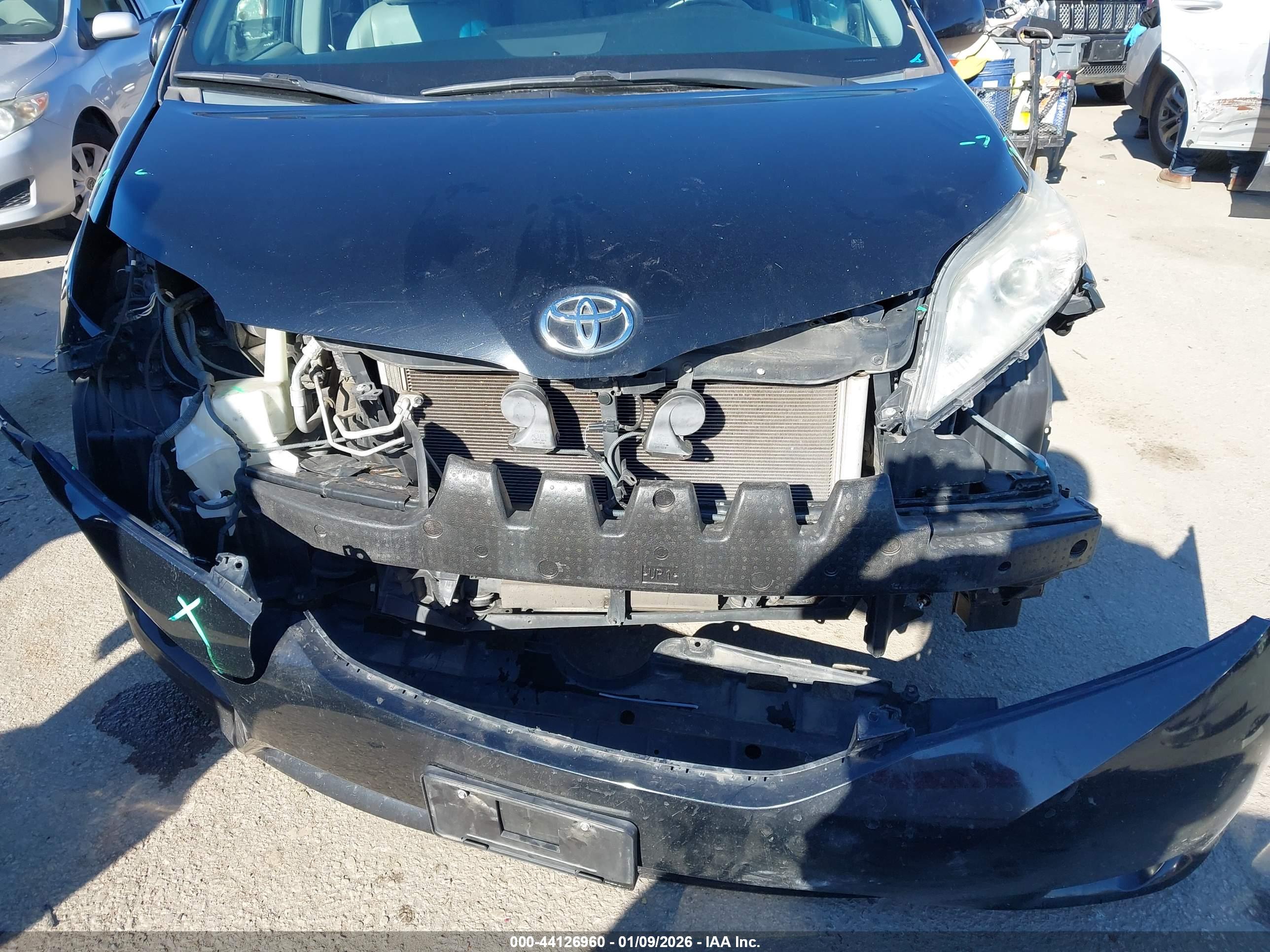 TOYOTA SIENNA image 6